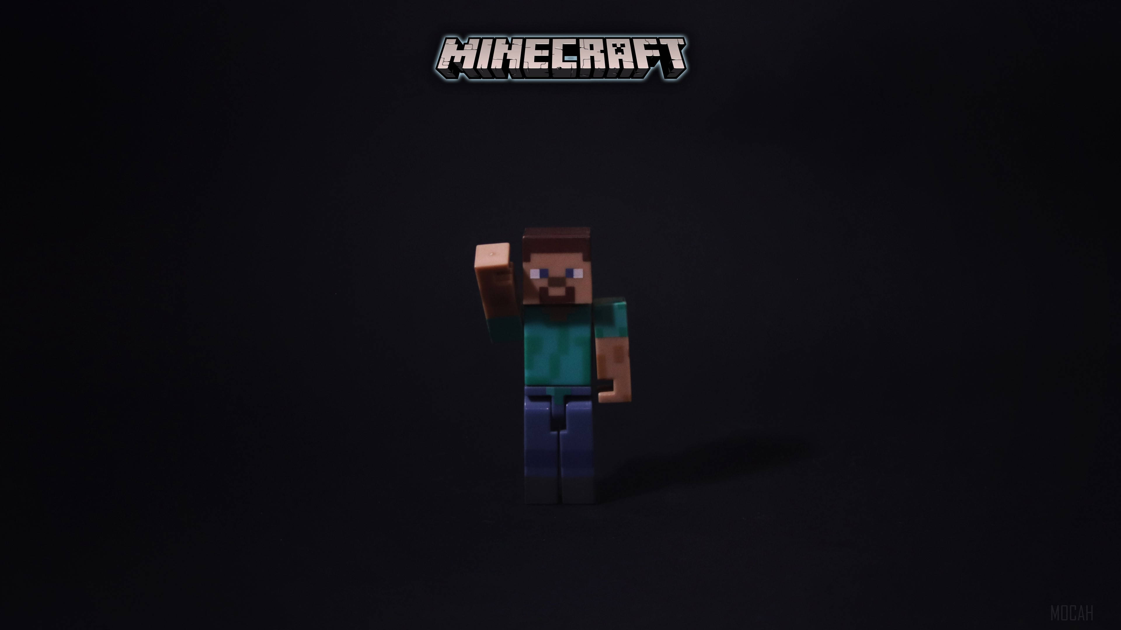 我的世界 史蒂夫 桌布 壁紙 — 像素化的Minecraft Steve站在深色背景中央，上方有遊戲標誌。