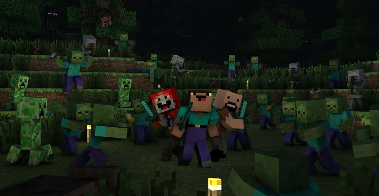 Minecraft Zombie 桌布 壁紙 — 像素化的Minecraft玩家與殭屍在黑暗的草地生物群落中，在閃爍的火把光下交戰。