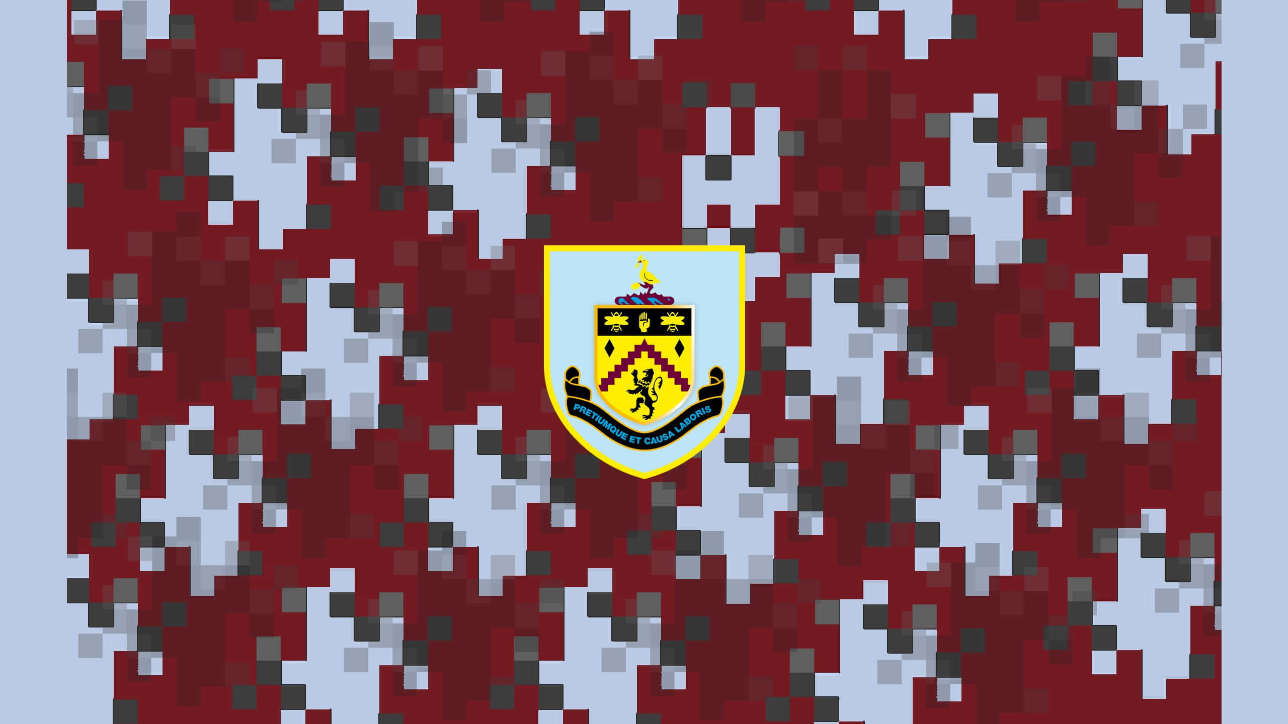 Burnley Fc 桌布 壁紙 — 像素化的紅色和灰色迷彩圖案，中央有一個黃色邊框的徽章，上面有獅子和格言。