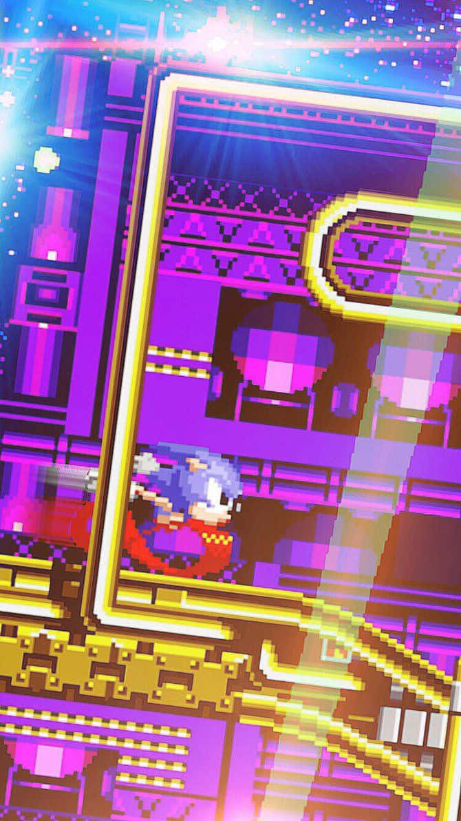 Sonic Cd 桌布 壁紙 — 像素化的音速小子在霓虹燈照亮、帶有發光紫色和金色建築的未來城市景觀中飛馳。