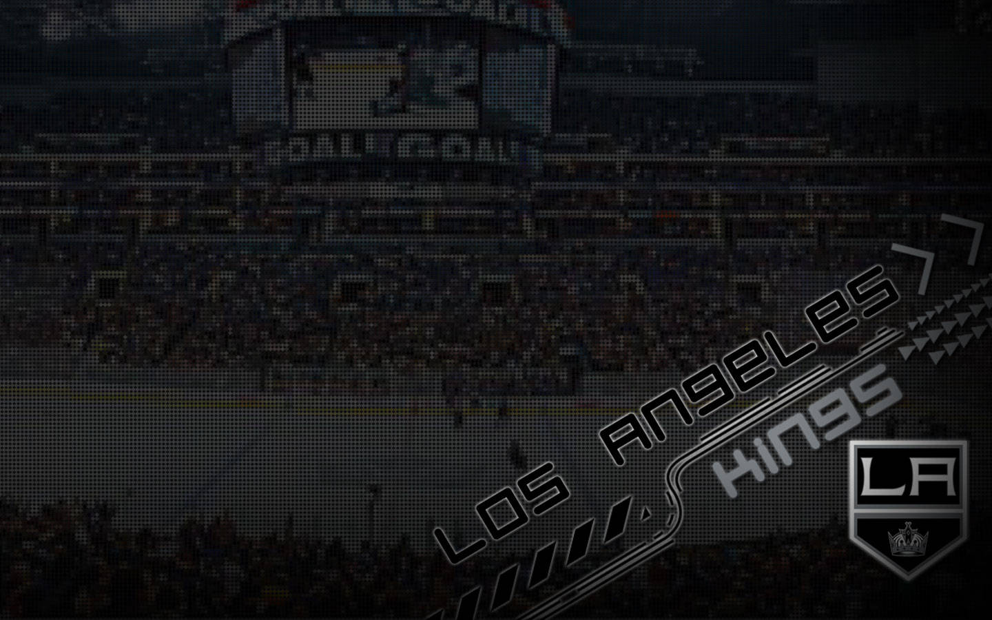 Los Angeles Kings 桌布 壁紙 — 像素化的黑暗曲棍球場，帶有LA Kings標誌和文字疊加在擠滿人群的溜冰場上。