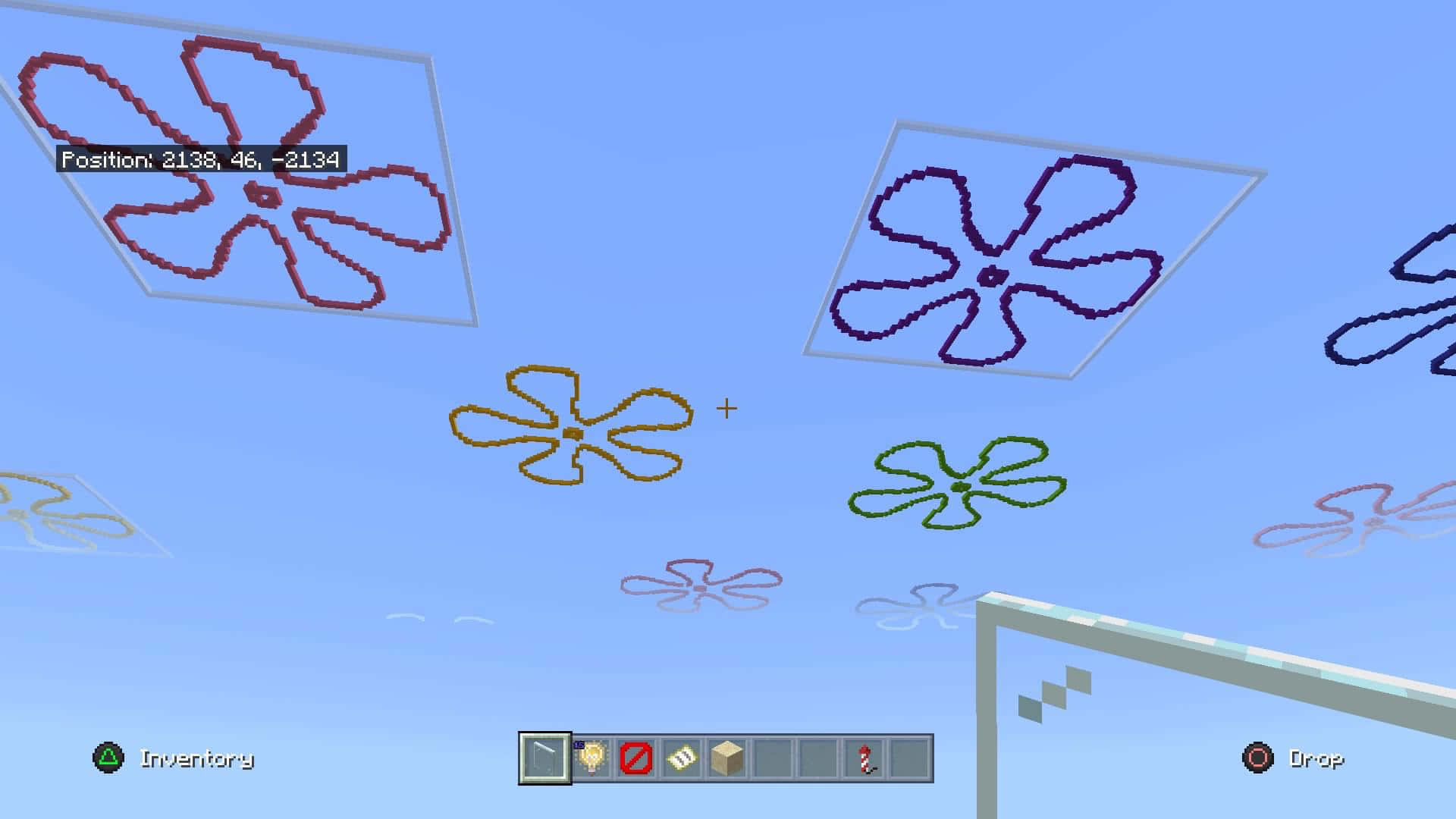 Spongebob Flower 桌布 壁紙 — 像素化花朵圖案在Minecraft天空中漂浮，並顯示庫存和位置HUD元素。