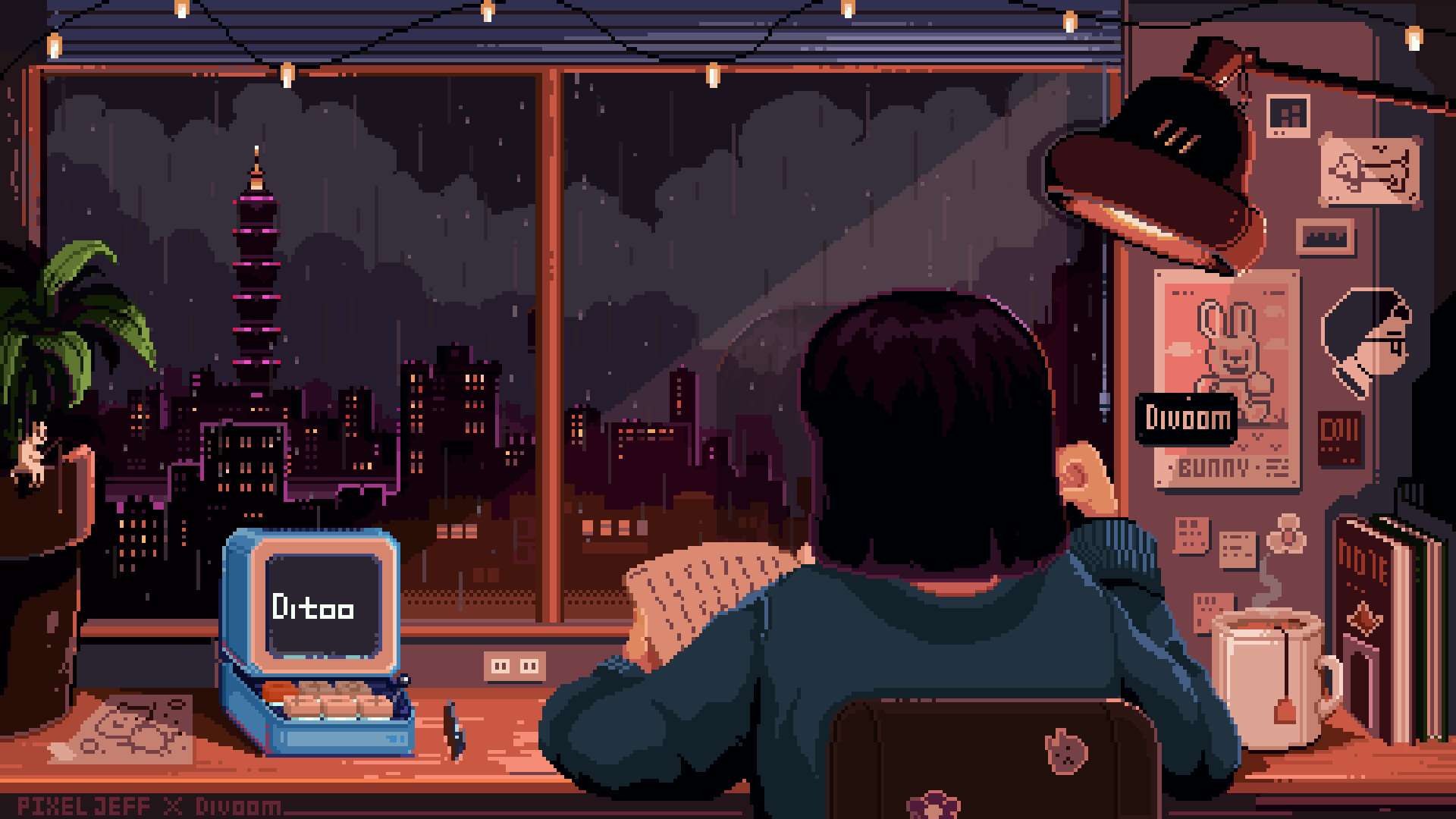 Cute Pixel Desktop 桌布 壁紙 — 像素藝術人物坐在書桌前，窗外是雨夜霓虹城市景觀，溫暖的燈光。