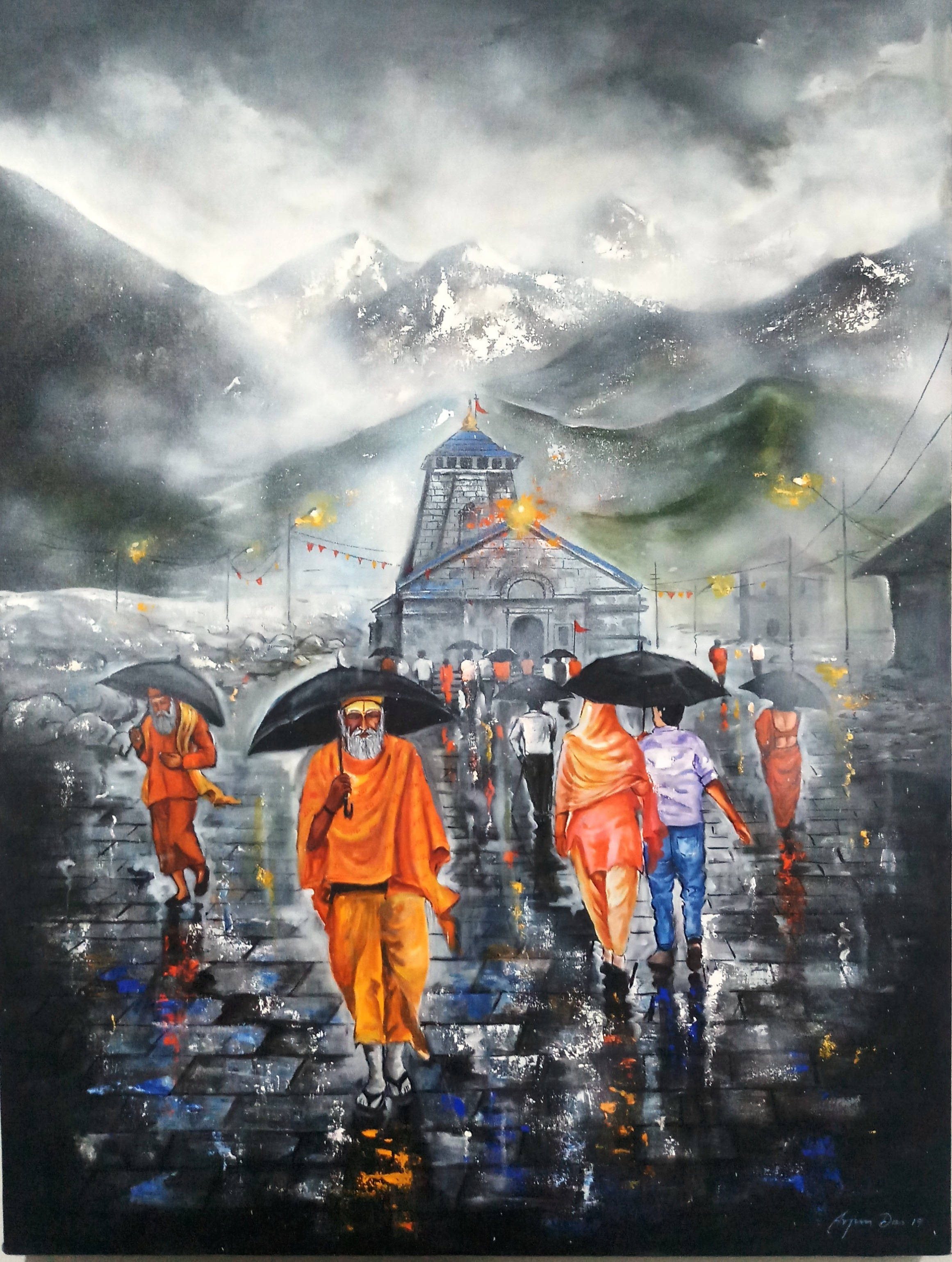 Kedarnath 桌布 壁紙 — 僧侶身穿鮮豔的橙色僧袍，在雨中的山城裡撐著黑傘行走，白雪覆蓋的山峰在暴風雨的天空中若隱若現。