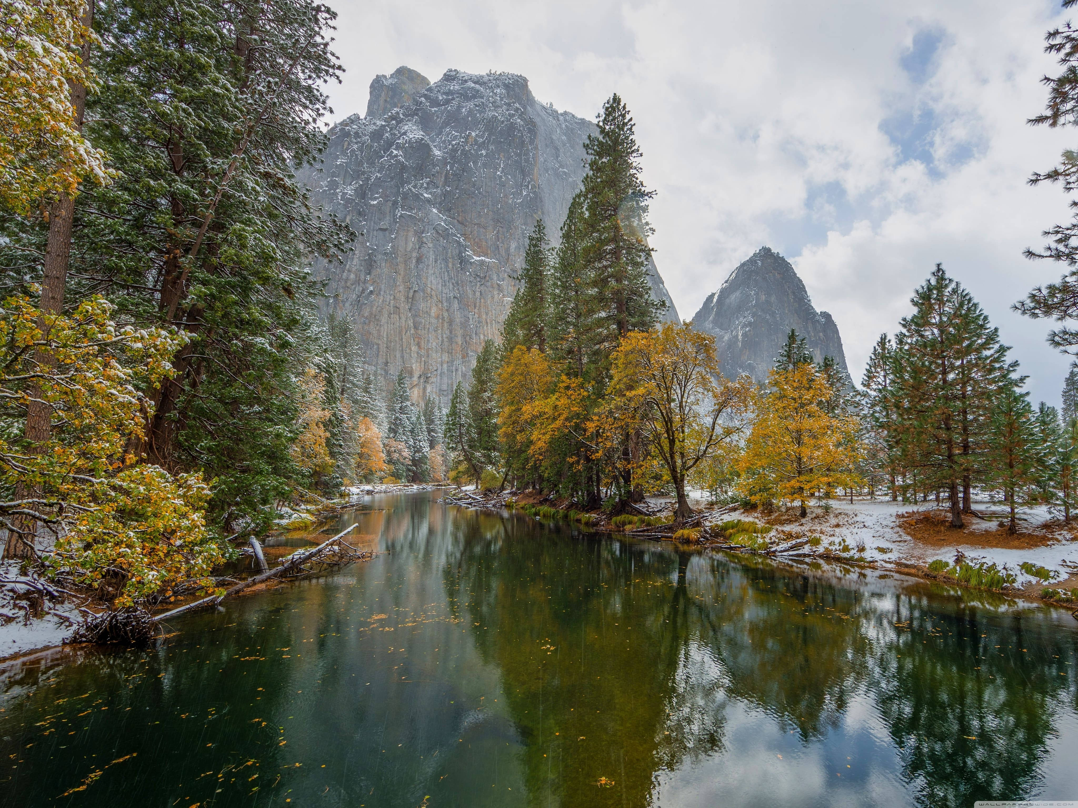 山景 桌布 壁紙 — 優勝美地寧靜的冬日景象，白雪覆蓋的花崗岩懸崖倒映在平靜的河流中，四周環繞著常青樹和金色的秋樹。
