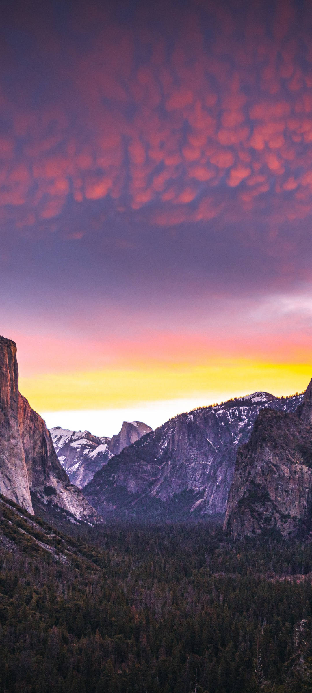 Yosemite iPhone 桌布 壁紙 — 優勝美地山谷上戲劇性的日落，火紅色的雲彩在白雪覆蓋的山峰和茂密的森林之上。