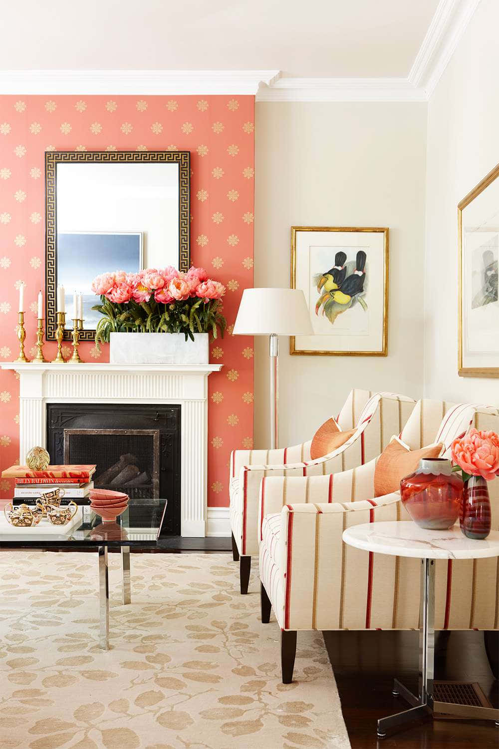 Interior Design 桌布 壁紙 — 優雅客廳，配有珊瑚花卉壁紙、壁爐和帶珊瑚靠墊的條紋扶手椅。