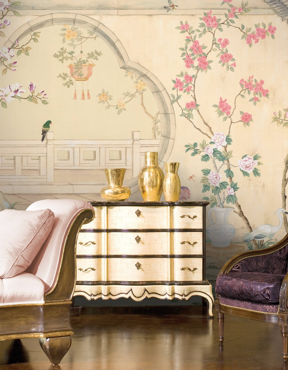 Chinoiserie 桌布 壁紙 — 優雅復古房間，配有華麗家具和花卉壁紙，圖案包括粉紅花朵、鳥類和裝飾拱門。