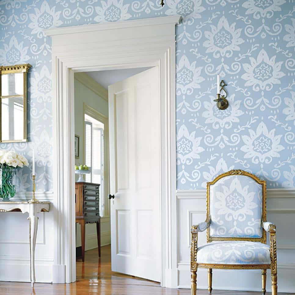 Interior Design 桌布 壁紙 — 優雅房間，淺藍色大馬士革壁紙，白色飾邊，華麗金色椅子。