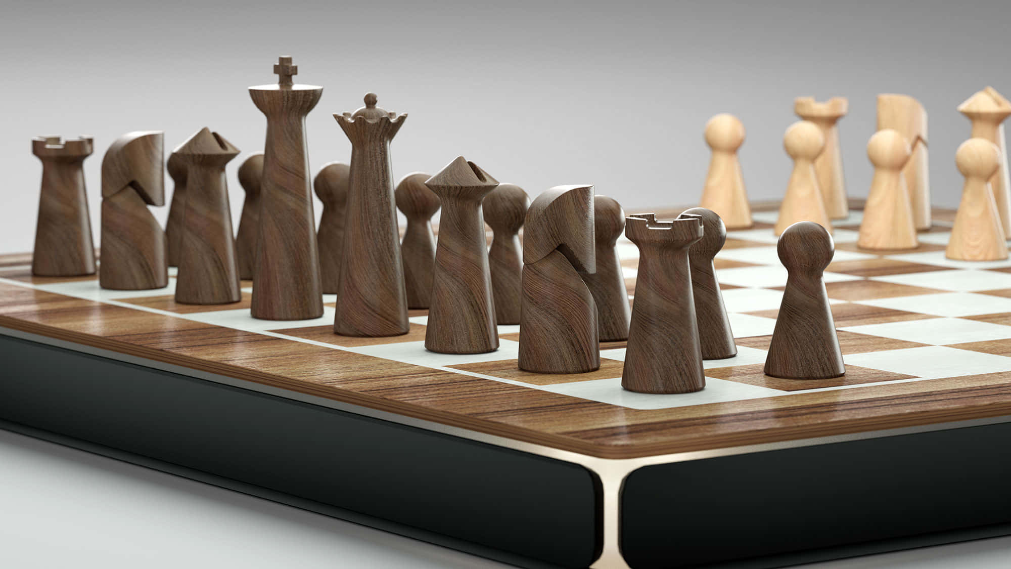 Chessboard 桌布 壁紙 — 優雅木製國際象棋棋子特寫，排列在帶黑色裝飾的拋光木製棋盤上。
