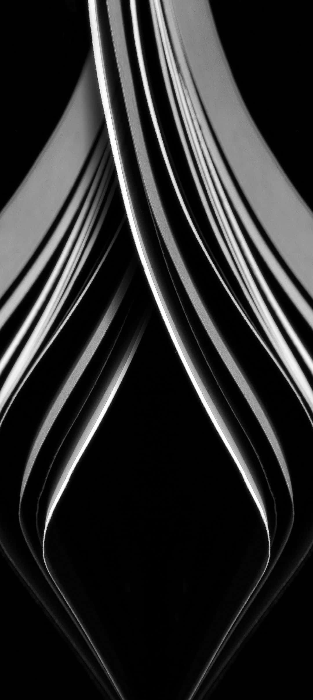 1080x2412 桌布 壁紙 — 優雅流動的銀色絲帶在純黑色背景上優美彎曲，形成極簡抽象構圖。