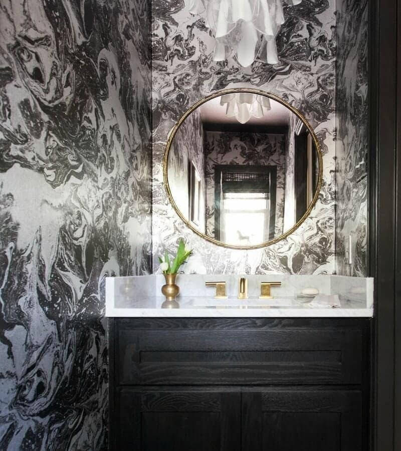 bathroom 桌布 壁紙 — 優雅浴室，配有黑白大理石紋壁紙、金色配件和反射窗戶的圓鏡。