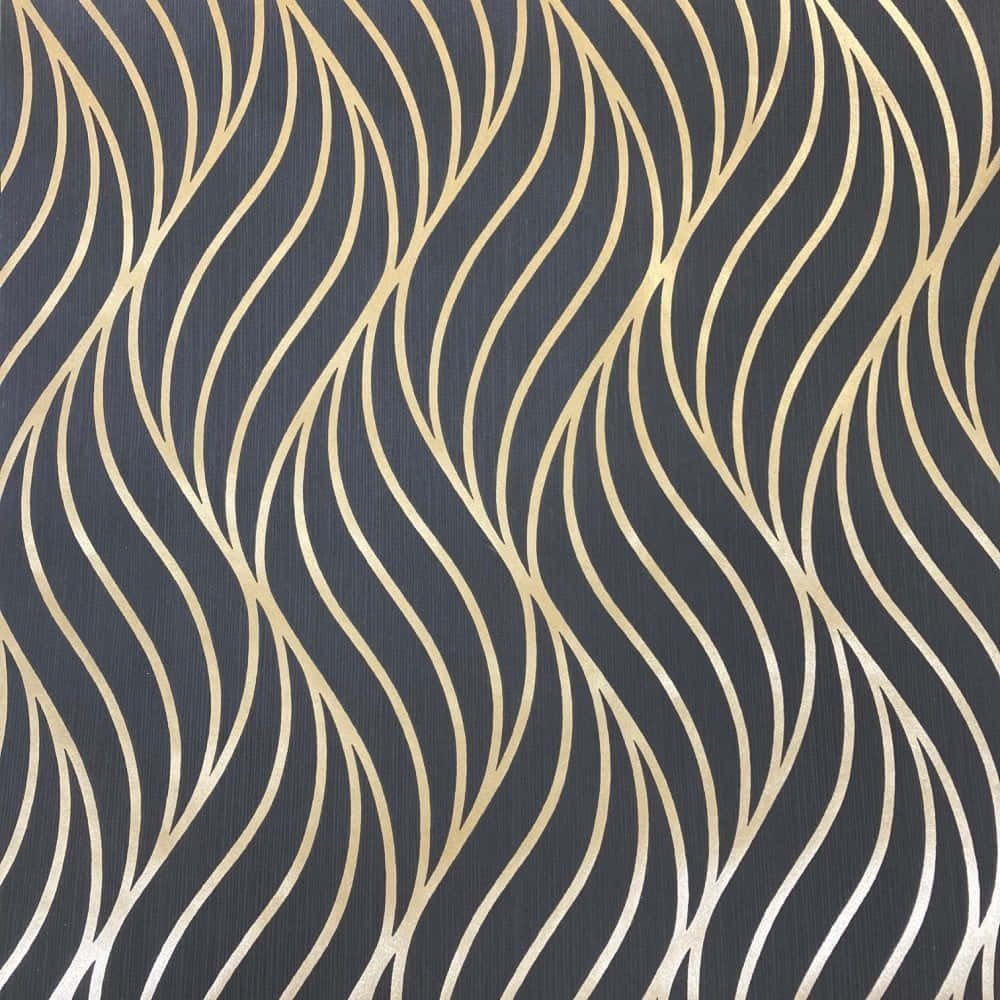 Line Pattern 桌布 壁紙 — 優雅深藍色壁紙，飾以流動金色波浪線條，營造奢華現代圖案。