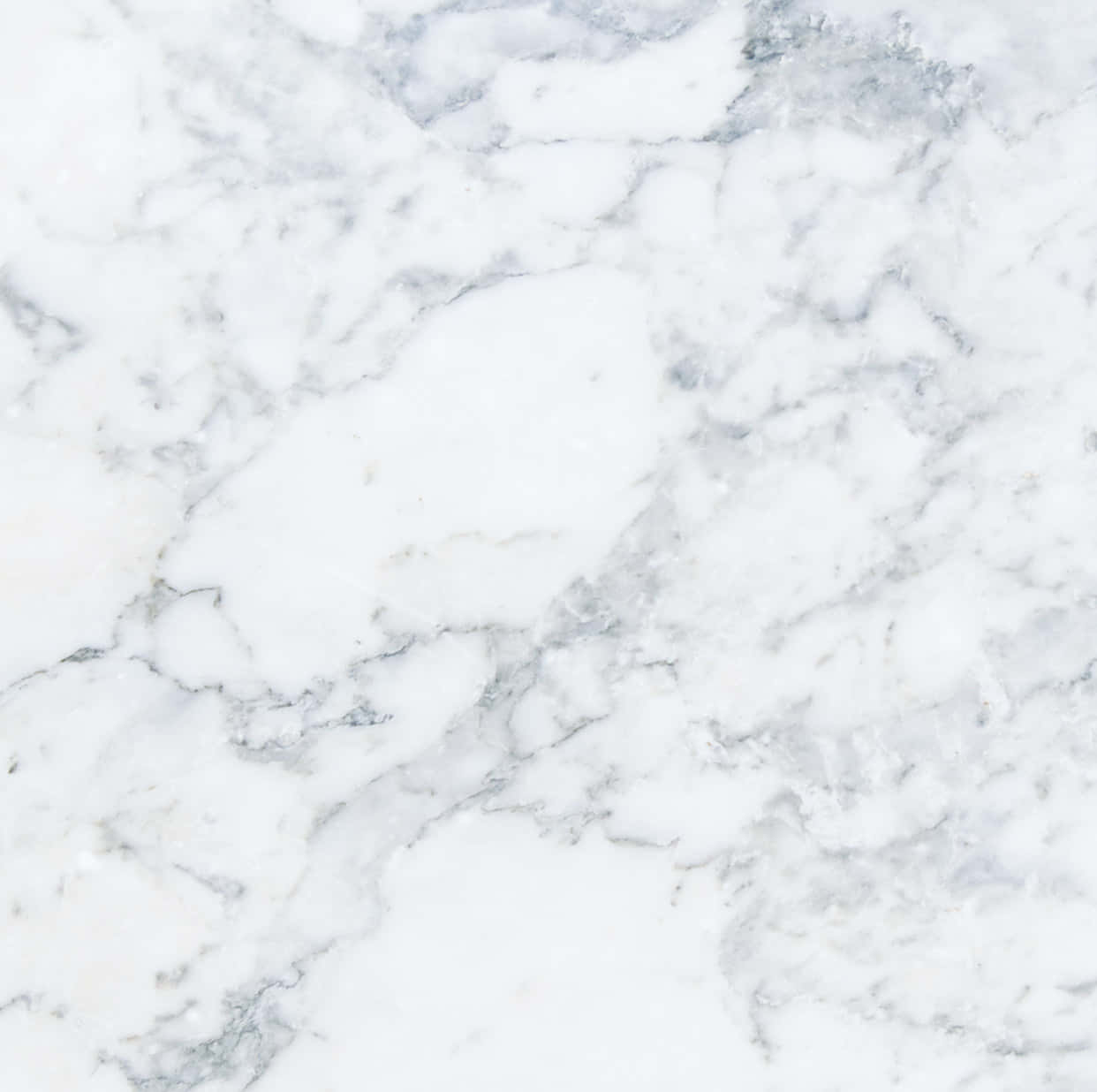Best Marble 桌布 壁紙 — 優雅白色大理石的特寫，帶有柔和灰色紋理，營造出奢華的天然石材圖案。