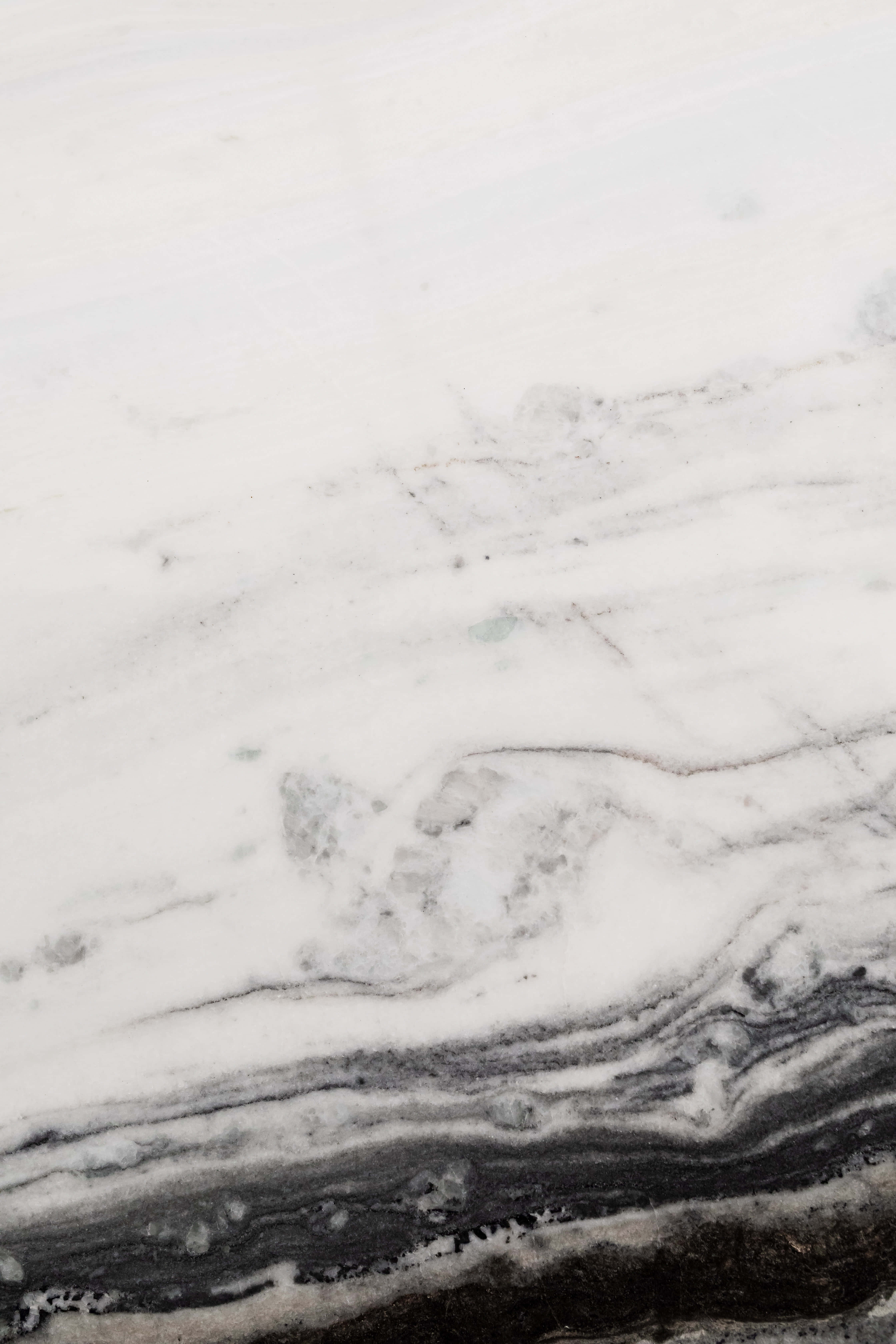 Aesthetic Gray Marble 桌布 壁紙 — 優雅白色大理石的特寫，帶有流動的灰色和黑色紋理，營造出奢華的自然圖案。