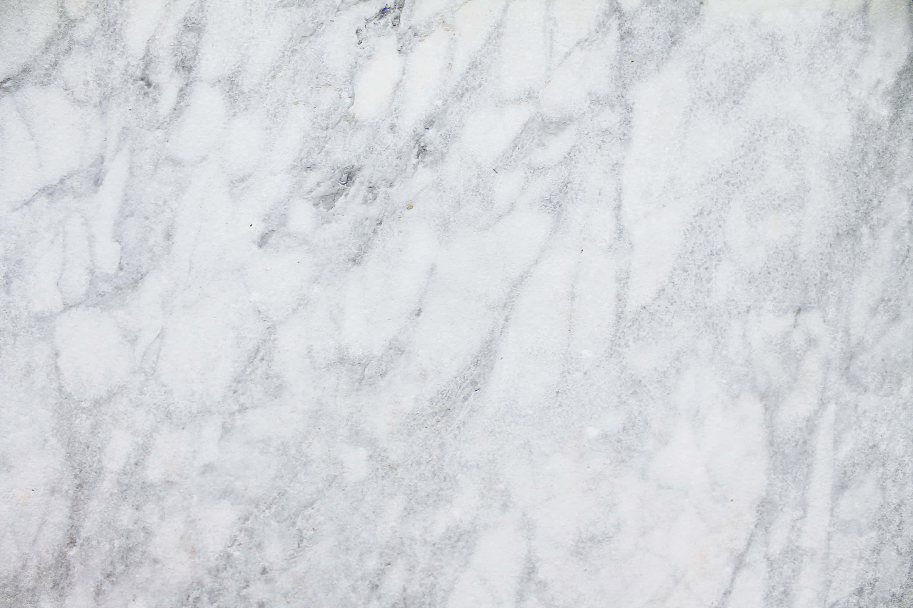 Marble Macbook 桌布 壁紙 — 優雅白色大理石的特寫，帶有漩渦狀灰色紋理和細膩質感。