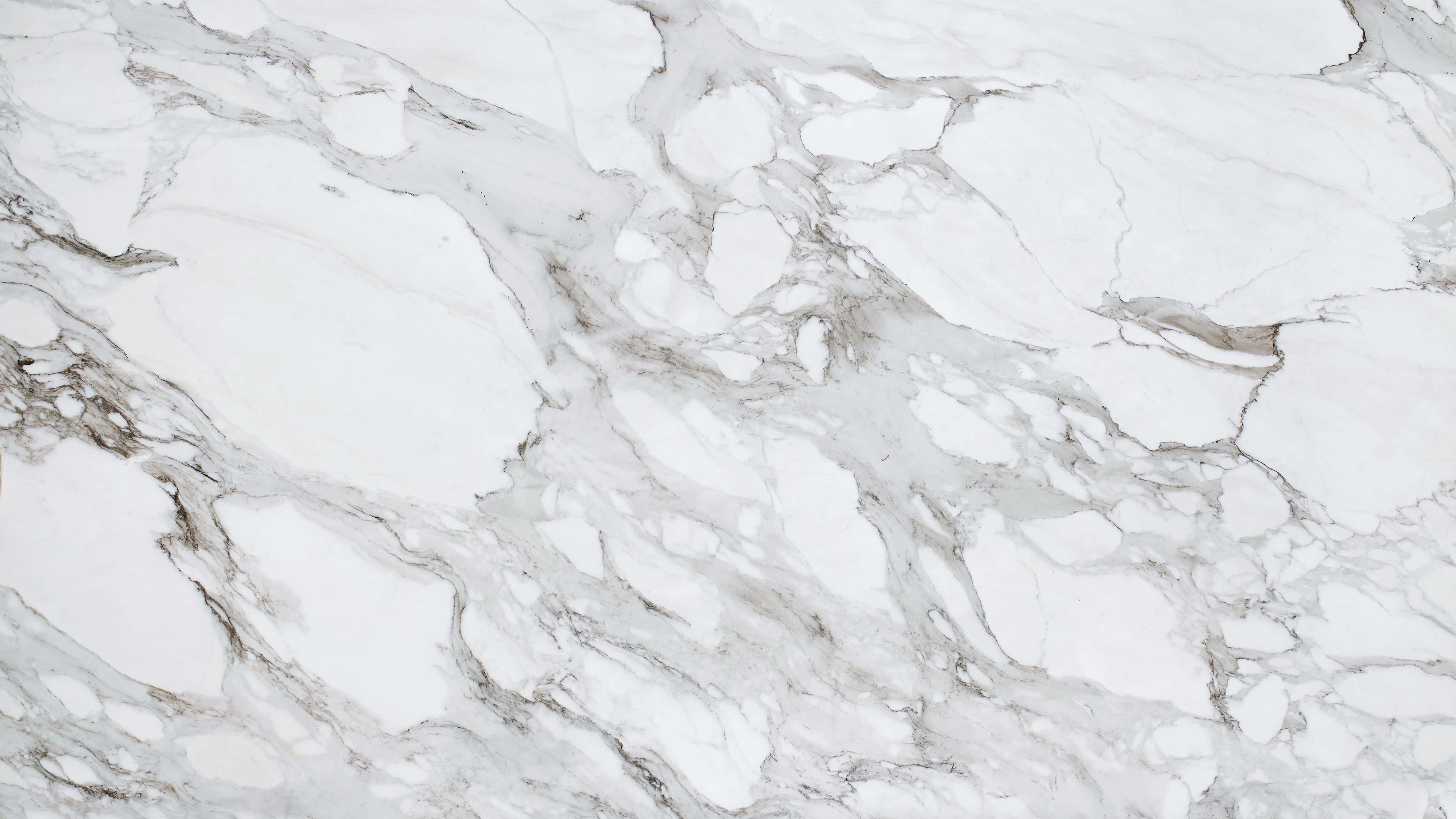 White Marble 桌布 壁紙 — 優雅白色大理石的特寫，帶有漩渦狀灰色紋理和天然石材質感。