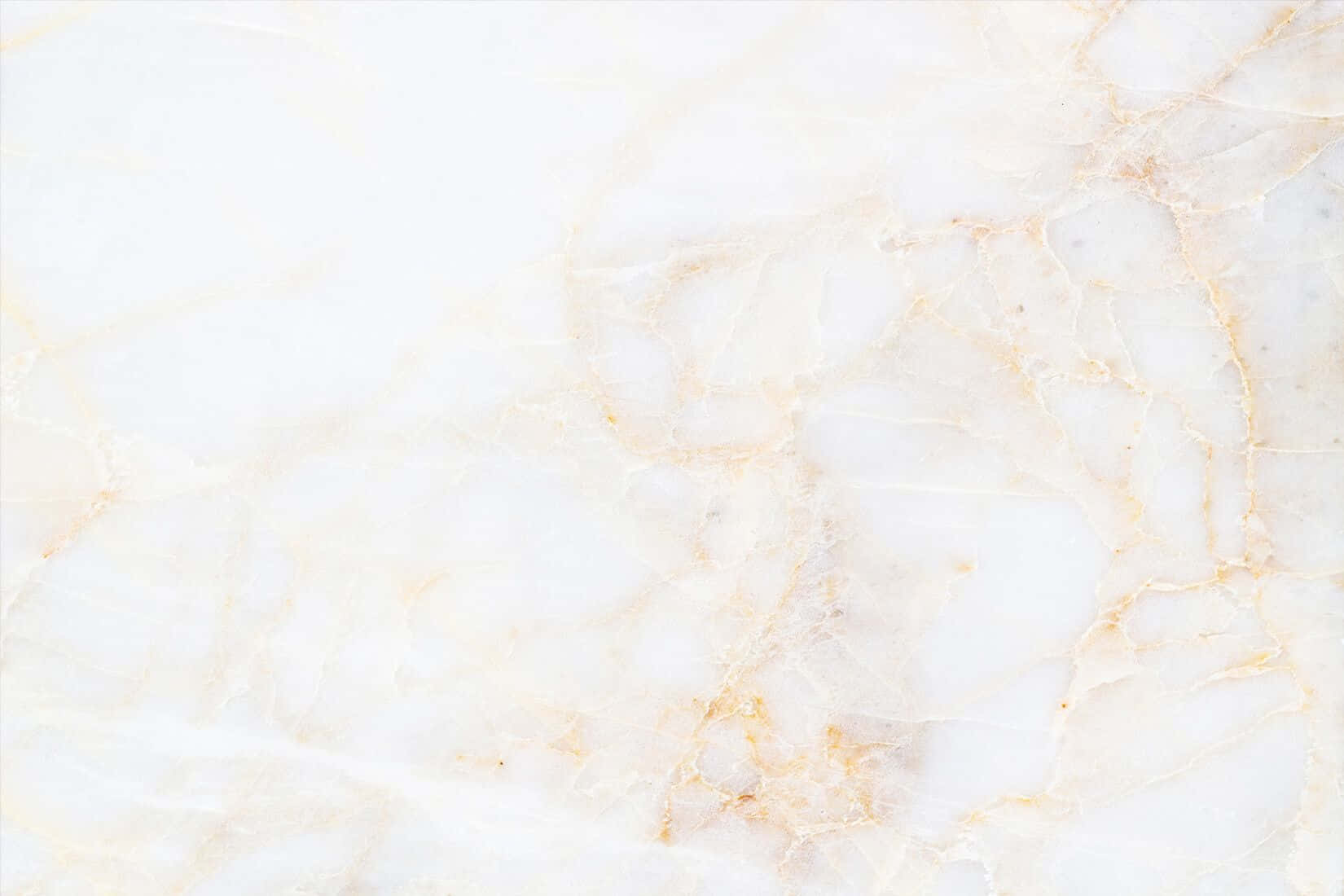 Granite 桌布 壁紙 — 優雅白色大理石的特寫，細膩的金色紋理在其光滑表面上流動。