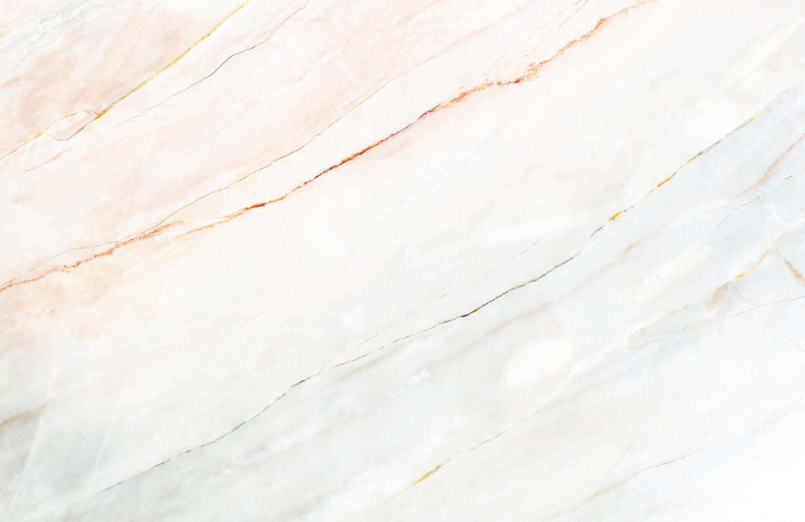 White Marble 桌布 壁紙 — 優雅白色大理石的特寫，表面有柔和的粉紅色和金色紋理對角流動。