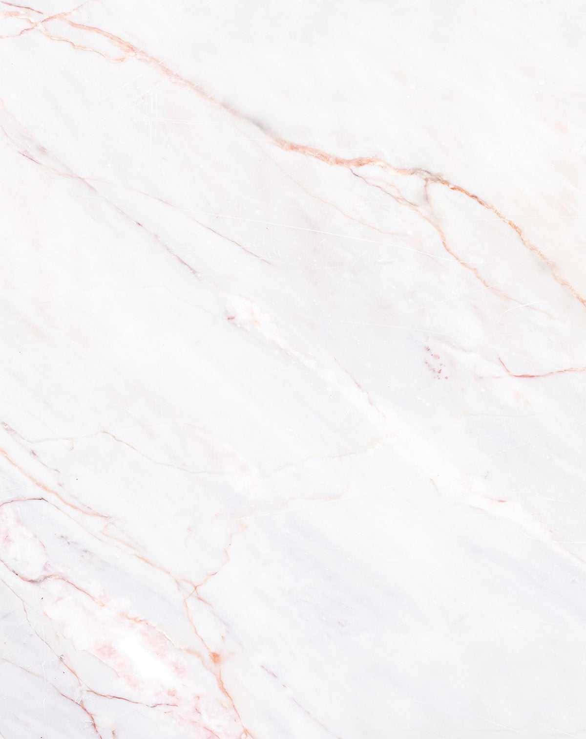 Marble iPad 桌布 壁紙 — 優雅白色大理石的特寫，表面流動著精緻的玫瑰金色紋理。