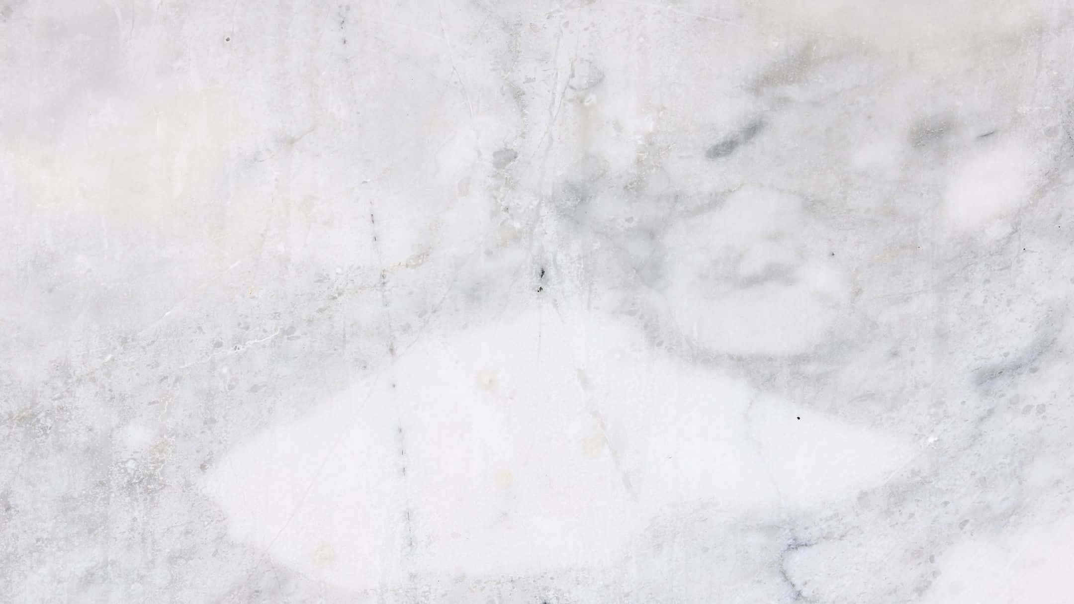 Grey Marble 桌布 壁紙 — 優雅白色大理石的近距離特寫，帶有柔和灰色紋理和細微金色斑點，營造出奢華的自然質感。