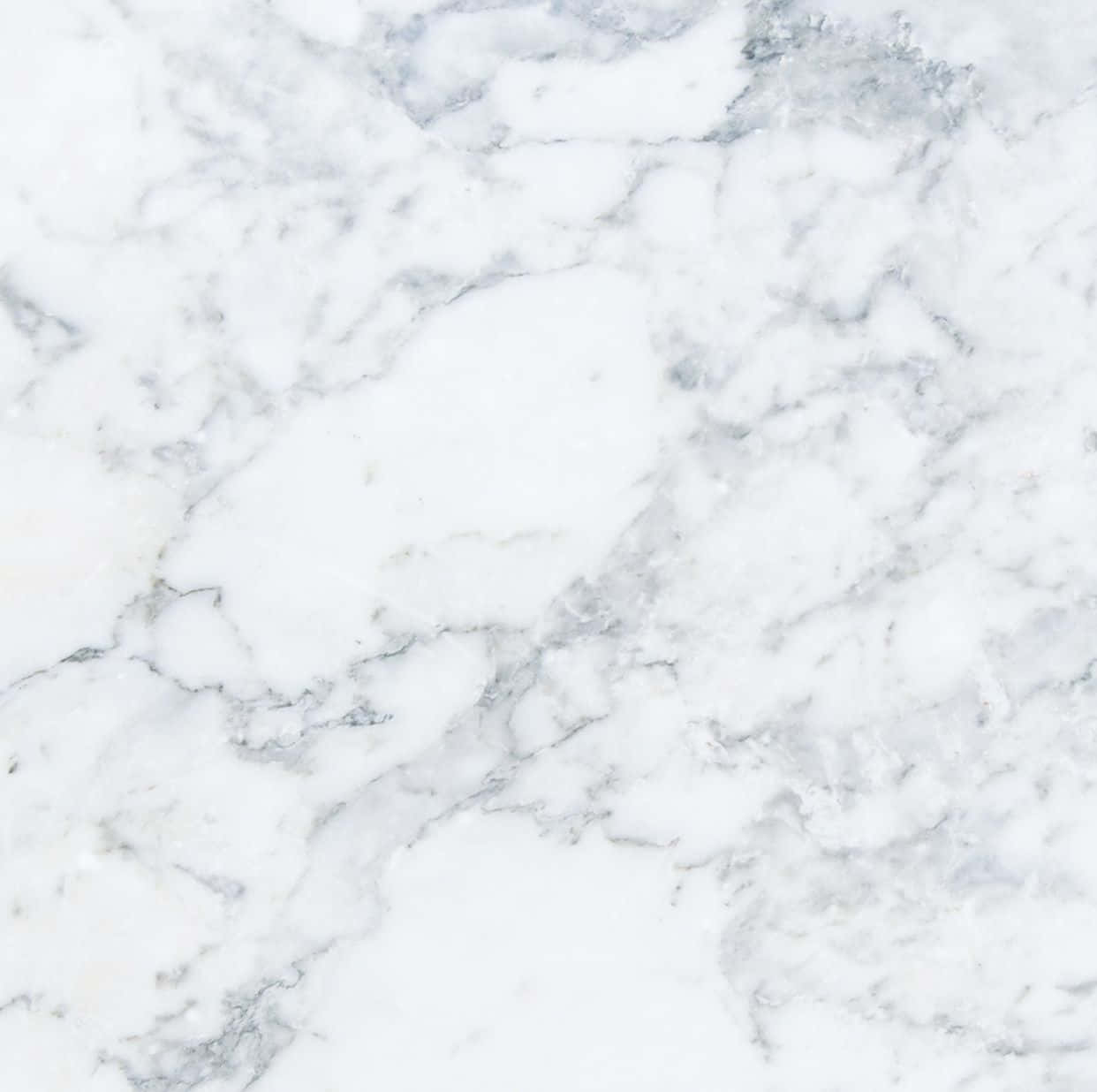 Marble iPad 桌布 壁紙 — 優雅白色大理石的近距離特寫，帶有柔和灰色紋理和細膩質感。