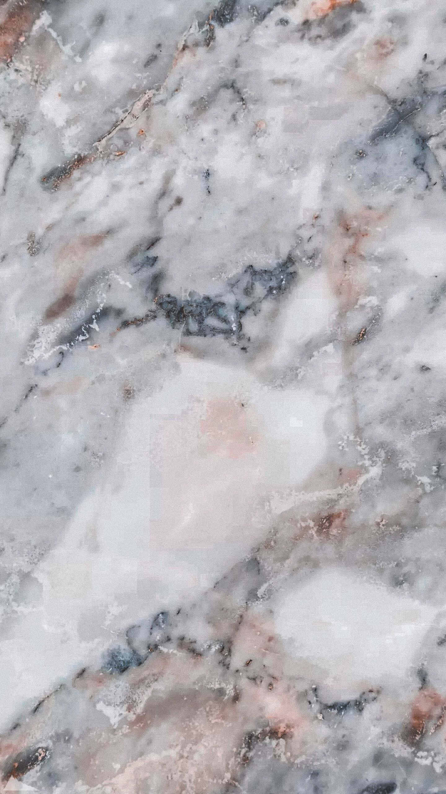 Marble Phone 桌布 壁紙 — 優雅白色大理石的近距離特寫，帶有漩渦狀灰色和玫瑰金色紋理，營造出奢華的自然圖案。