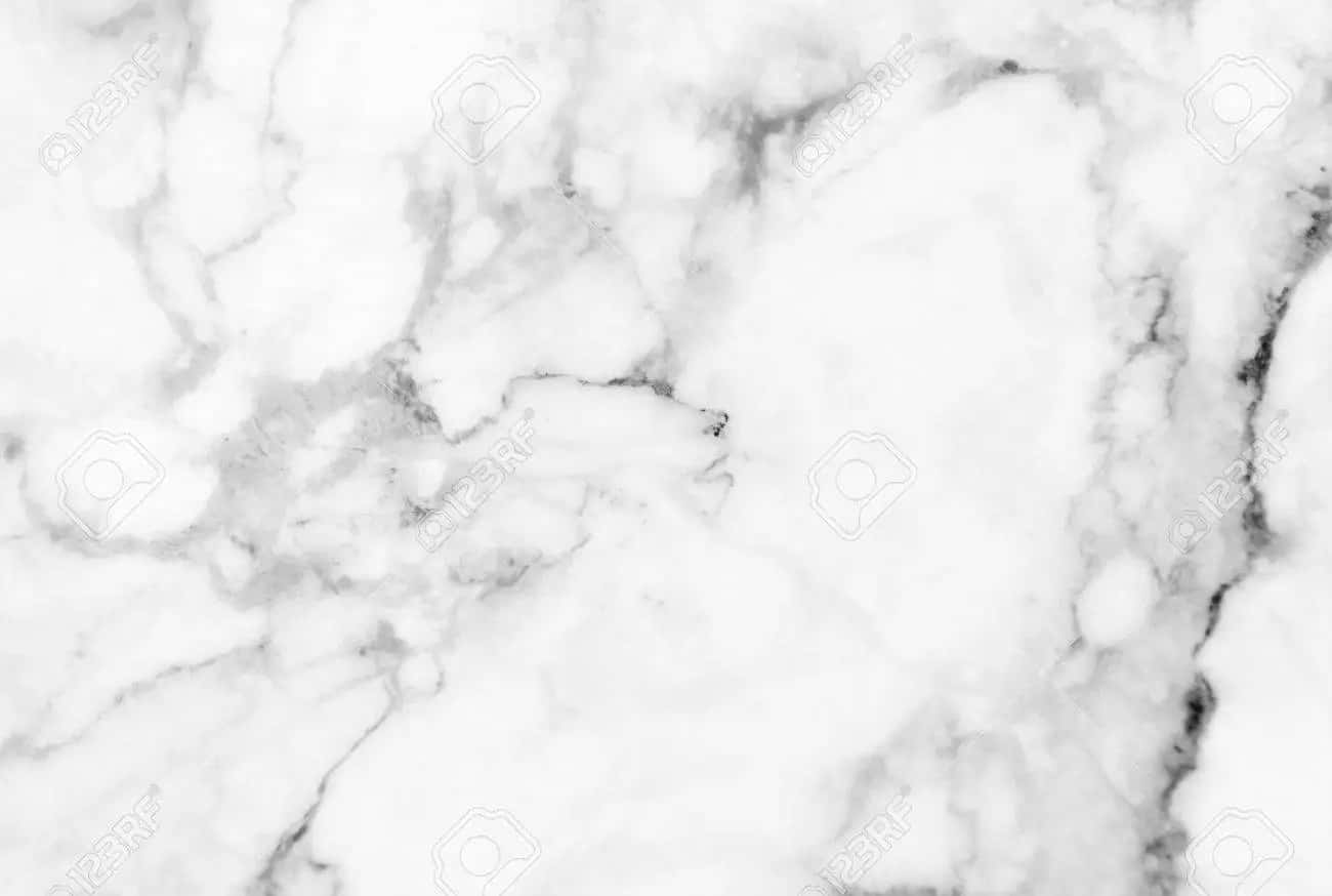 Grey Marble 桌布 壁紙 — 優雅白色大理石的近距離特寫，帶有漩渦狀灰色紋理，營造出奢華的自然圖案。