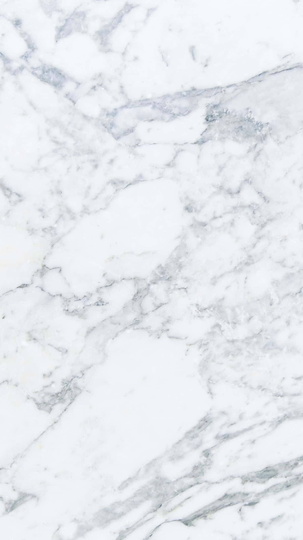White Texture 桌布 壁紙 — 優雅白色大理石的近距離特寫，帶有柔和灰色紋理，營造出奢華的天然石材質感。