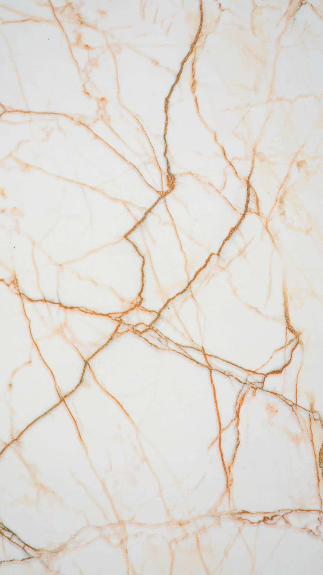 Marble Phone 桌布 壁紙 — 優雅白色大理石的近距離特寫，帶有複雜的金棕色紋理，營造出奢華的自然圖案。