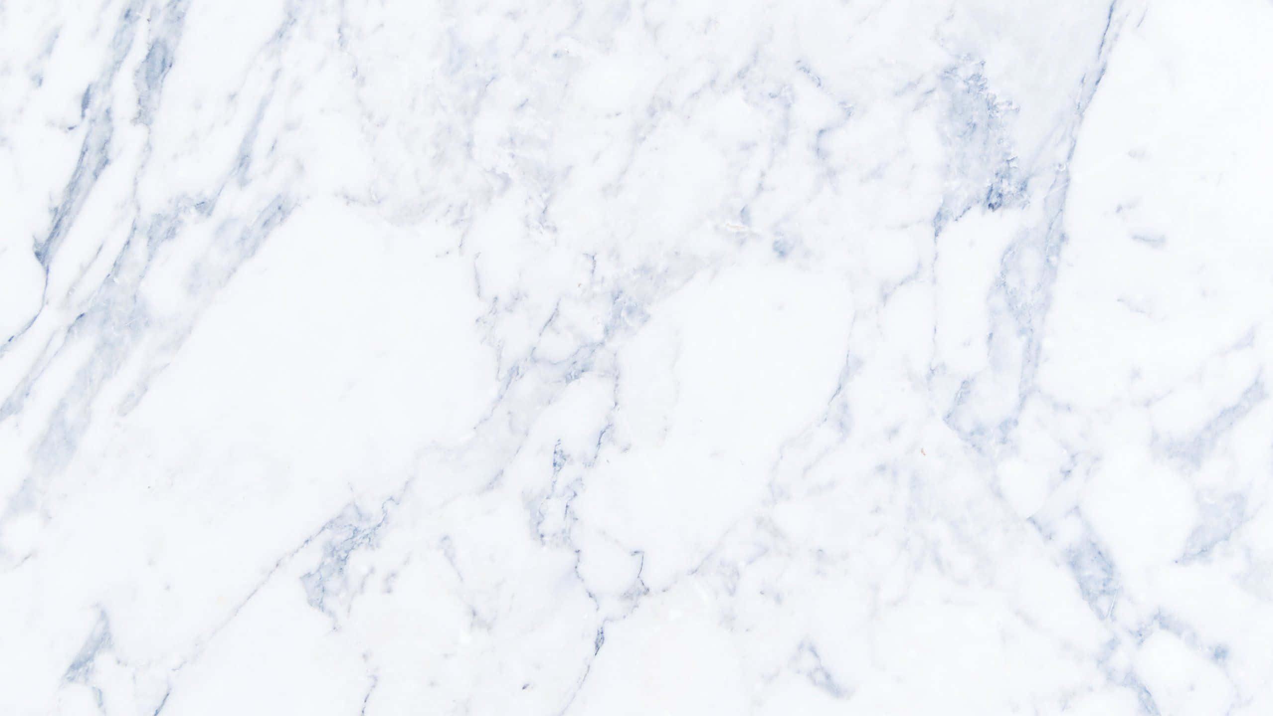 Marble Macbook 桌布 壁紙 — 優雅白色大理石的近距離特寫，帶有細膩的灰色紋理，營造出奢華的自然圖案。