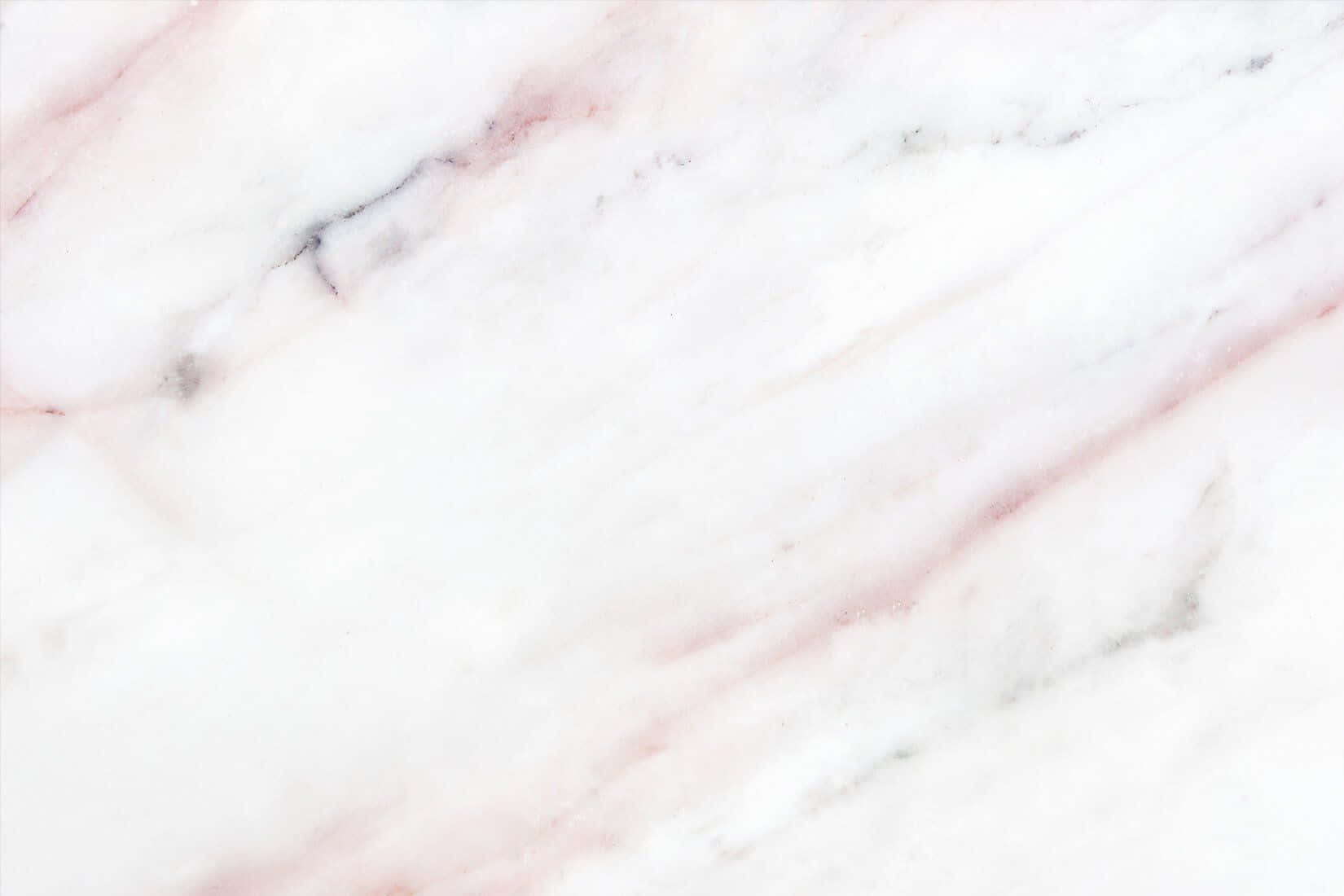 Marble Pink 桌布 壁紙 — 優雅白色大理石的近距離特寫，柔和的粉紅色和灰色紋理在其拋光表面上流動。