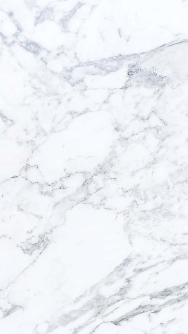 White iPhone 桌布 壁紙 — 優雅白色大理石的近距離特寫，柔和的灰色紋理在其光滑表面上流動。
