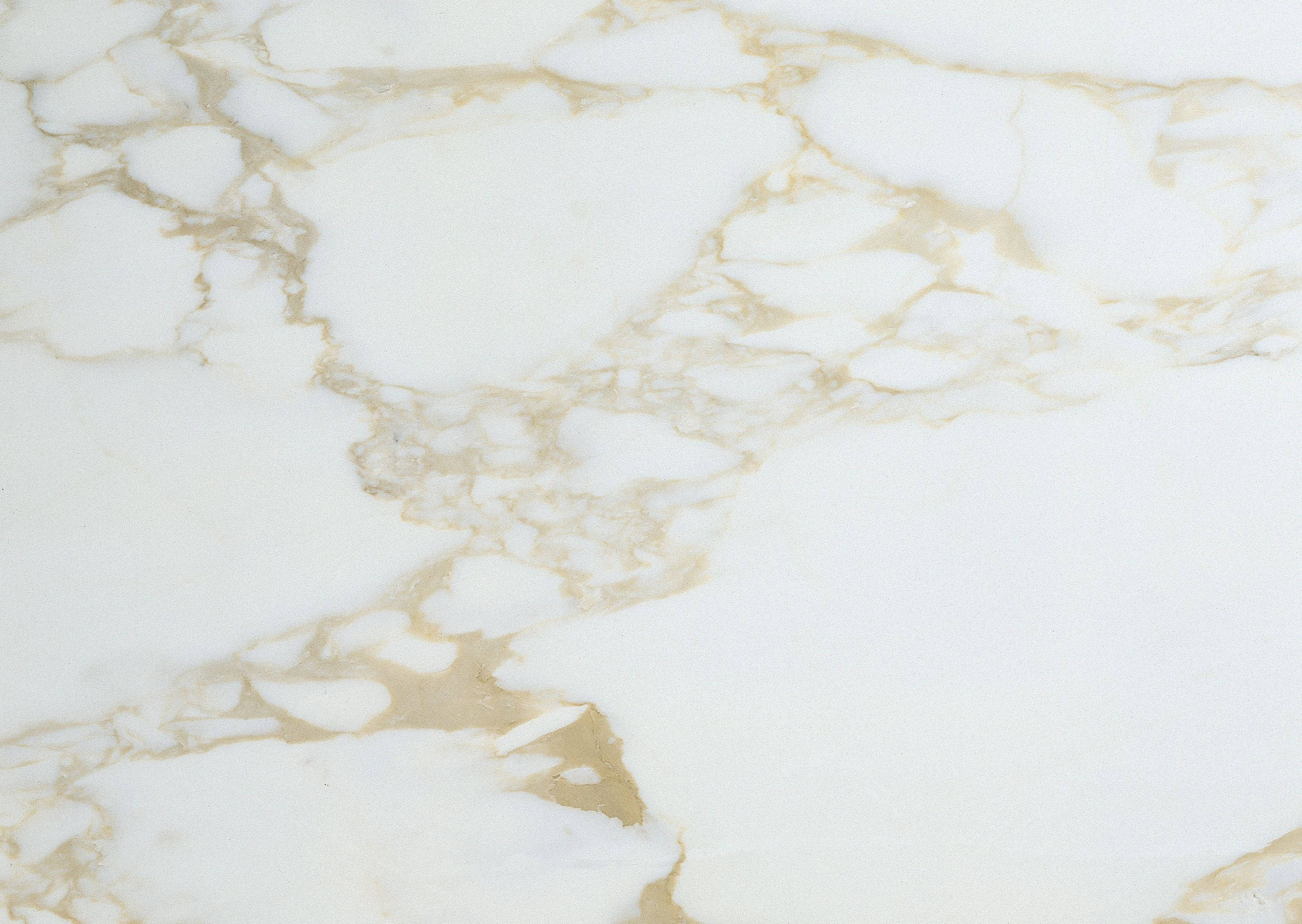 White Marble 桌布 壁紙 — 優雅白色大理石的近距離特寫，流動的金色紋理營造出奢華的自然圖案。