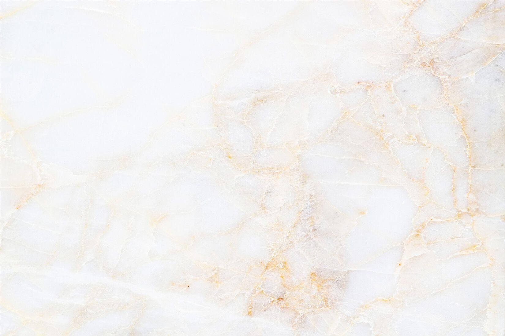 White Marble 桌布 壁紙 — 優雅白色大理石的近距離特寫，細膩的金色紋理在其光滑表面上流動。