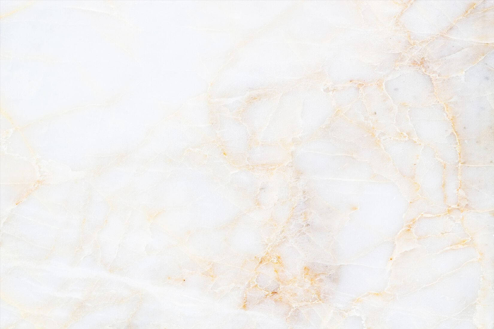 White Marble 桌布 壁紙 — 優雅白色大理石的近距離特寫，細膩的金色紋理在其光滑表面上流動。