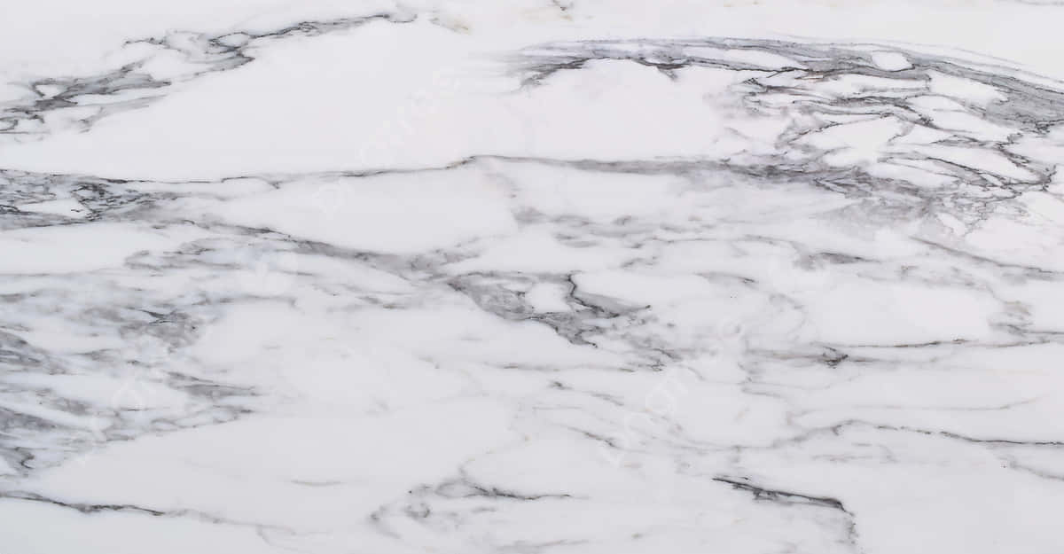 Aesthetic Gray Marble 桌布 壁紙 — 優雅白色大理石的近距離特寫，表面流動著複雜的灰色紋理。