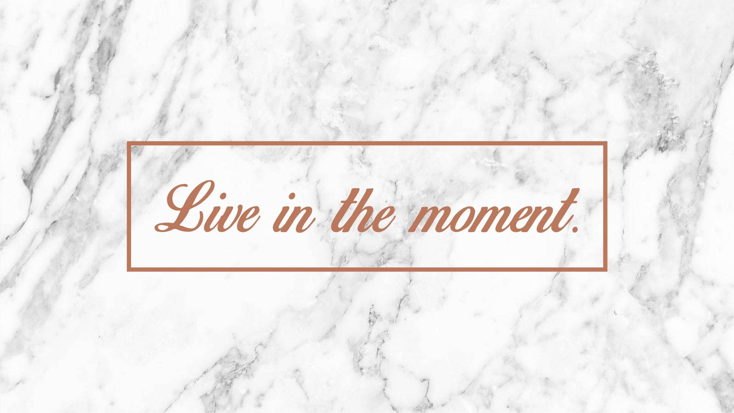桌布 壁紙 — 優雅白色大理石背景，搭配玫瑰金框文字「live in the moment」。