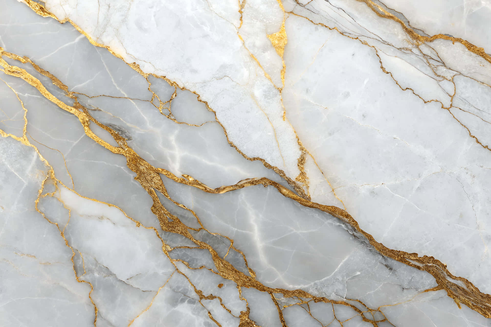 Organic marble textures with gold and silver veins 壁紙 — 優雅白色大理石表面，飾有有機圖案中流動的複雜金色紋理。
