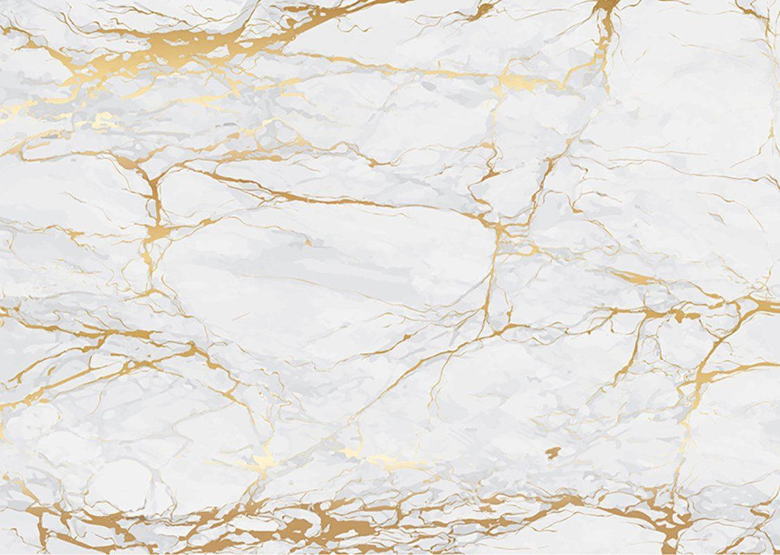 White Marble 桌布 壁紙 — 優雅白色大理石表面，飾有複雜的金色紋理，以有機圖案流動。