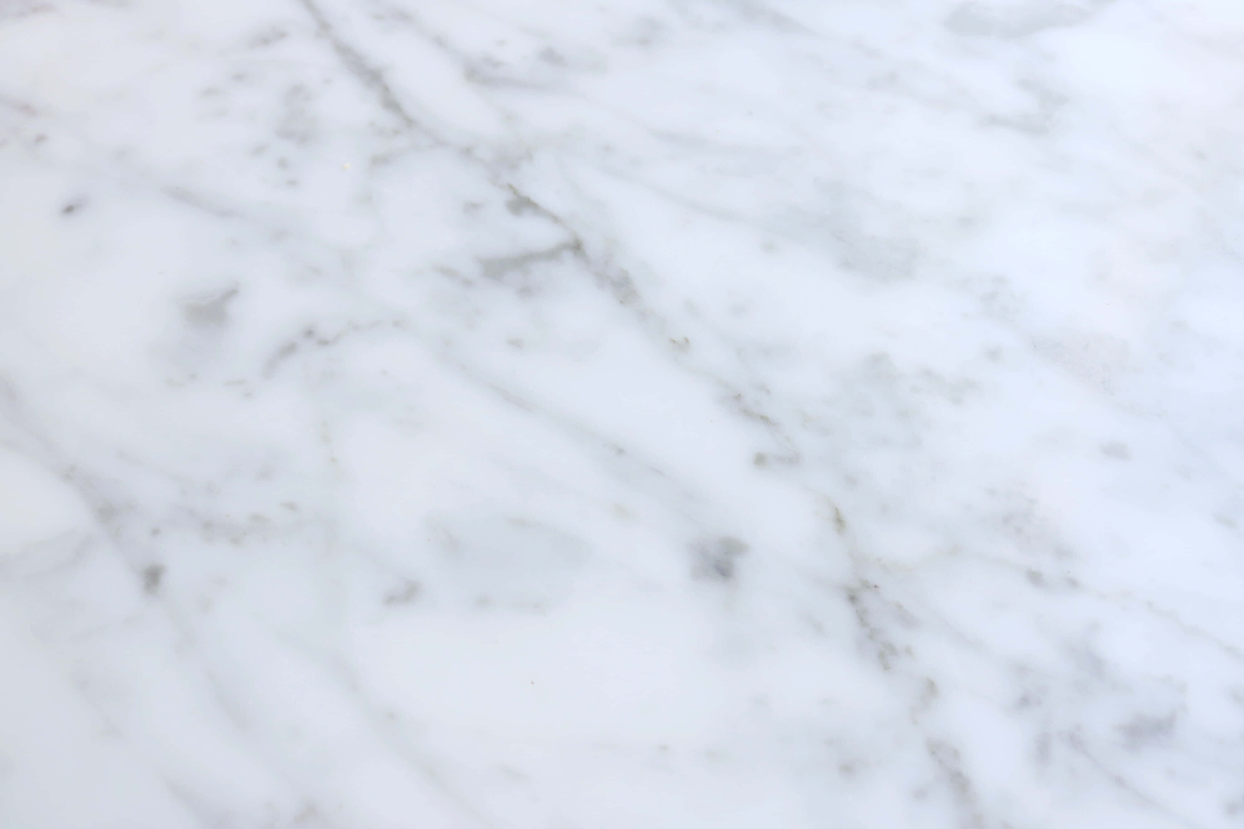 White Marble 桌布 壁紙 — 優雅白色大理石近照，帶有柔和灰色紋理及光滑拋光表面。