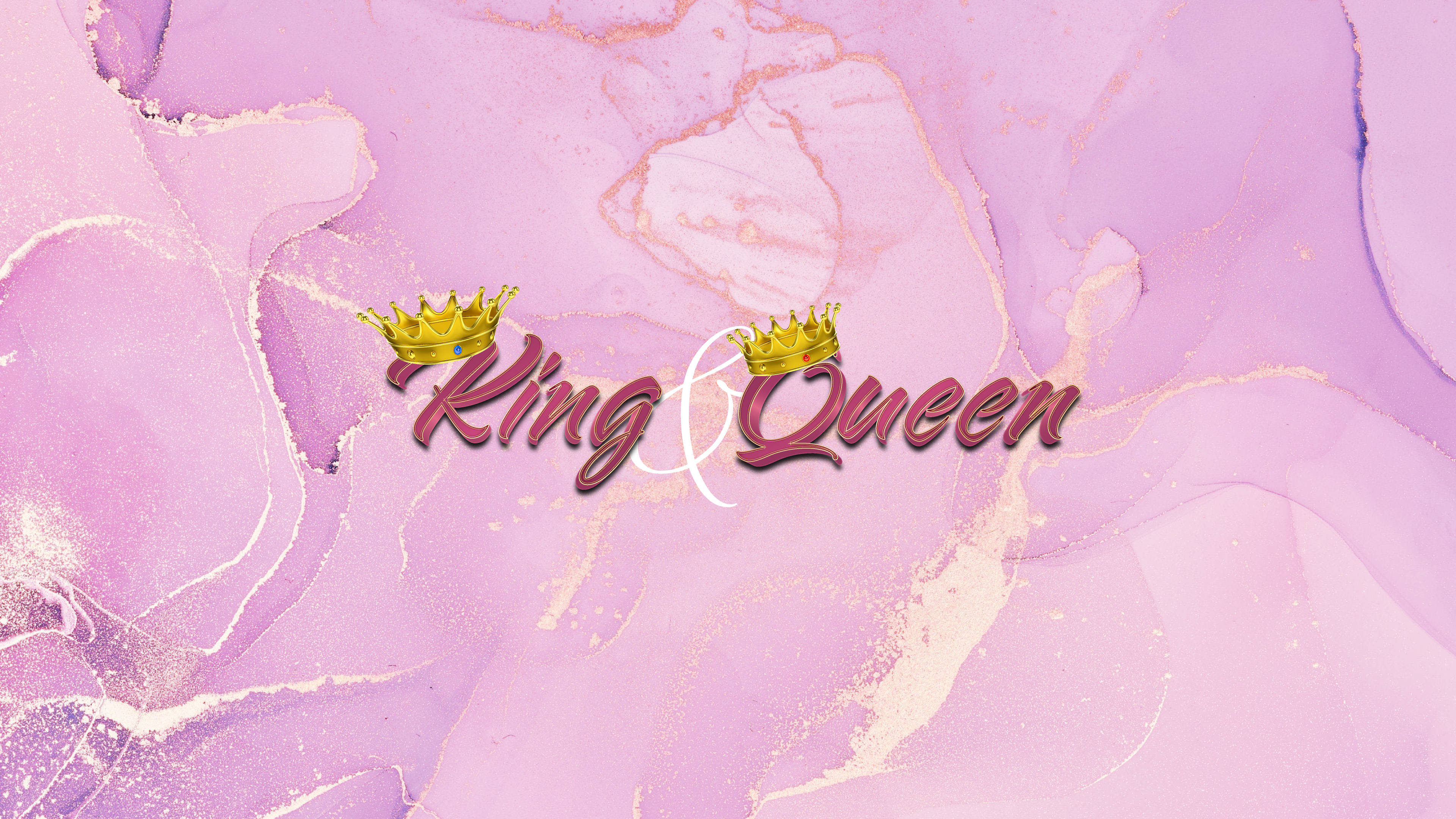 女王 桌布 壁紙 — 優雅的「King & Queen」文字，搭配金色皇冠，置於流動的薰衣草色和金色大理石背景上。