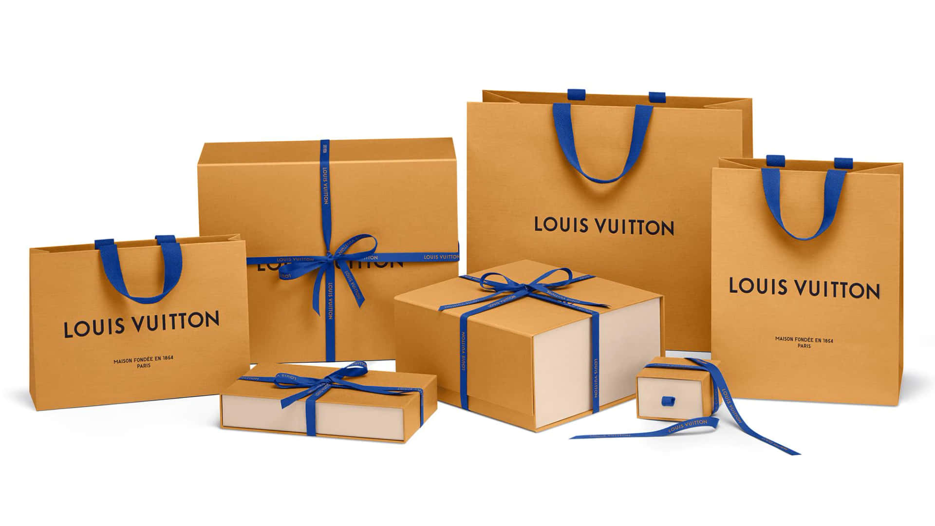 路易威登 桌布 壁紙 — 優雅的 Louis Vuitton 包裝，採用棕褐色牛皮紙，搭配藍色絲帶和黑色品牌標誌，整齊排列在白色背景上。