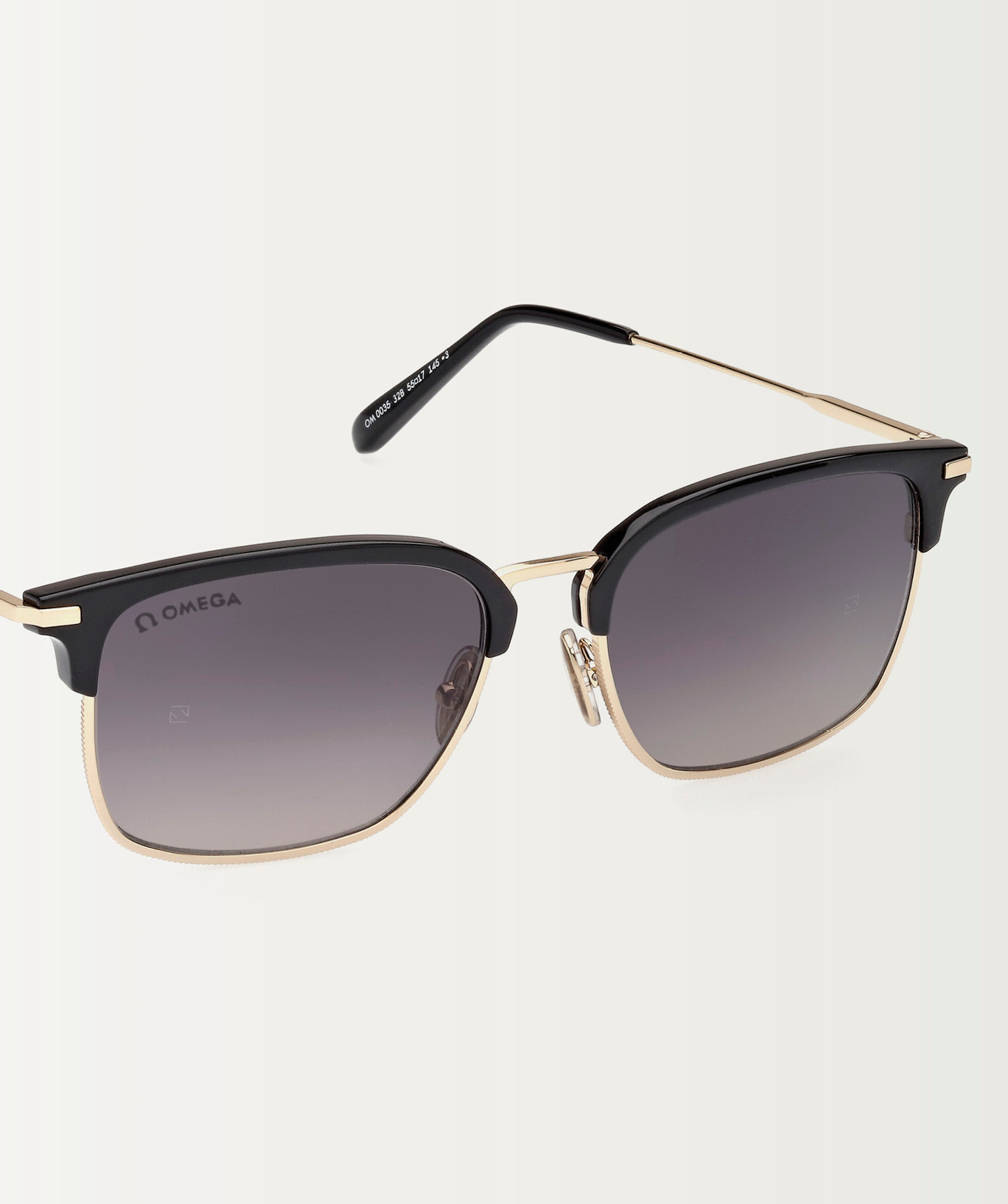 Sunglasses 桌布 壁紙 — 優雅的Omega太陽眼鏡，黑色鏡框搭配金色點綴，置於潔白背景上。