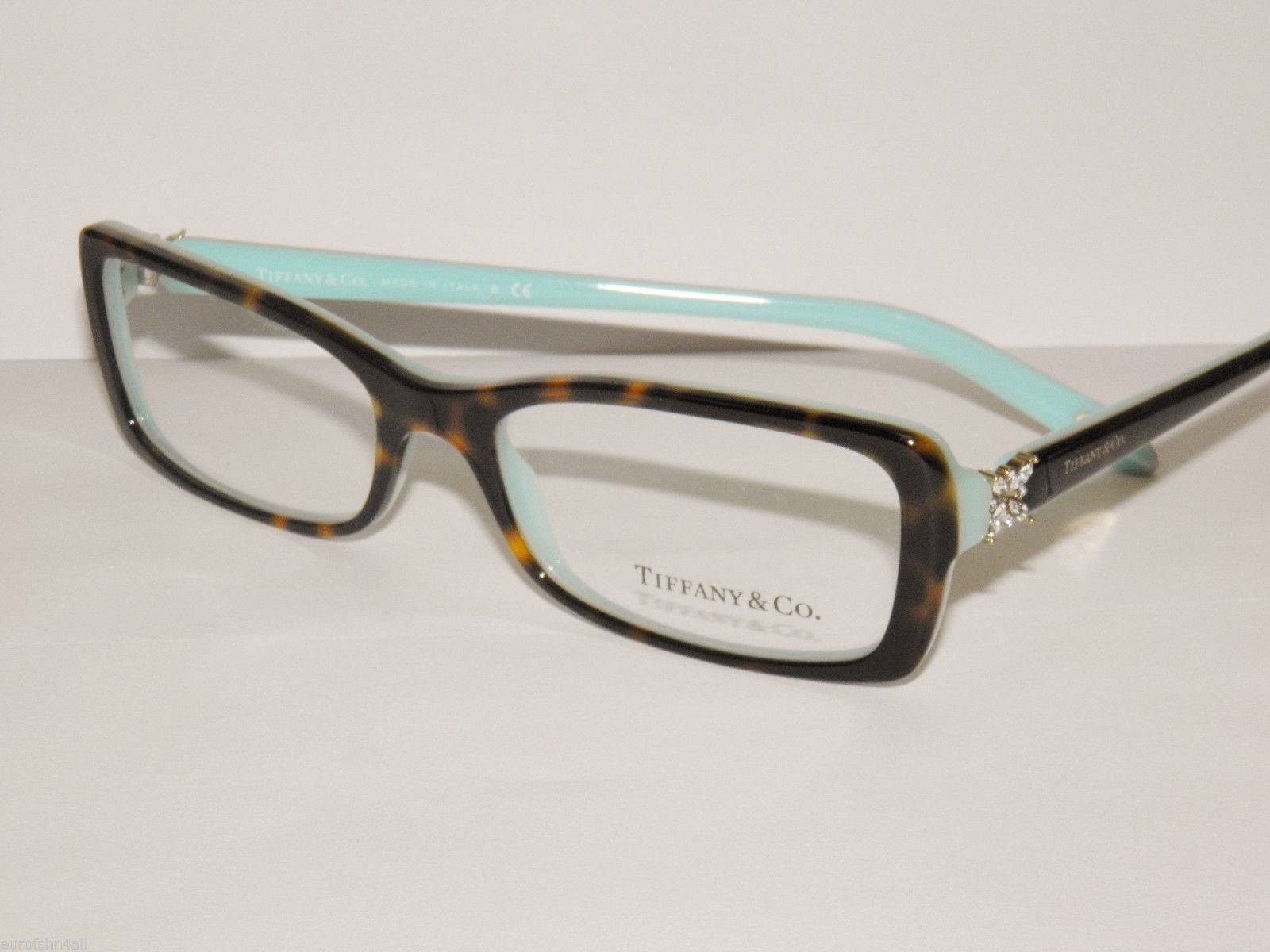 品牌 桌布 壁紙 — 優雅的Tiffany & Co.眼鏡，玳瑁鏡框和淺藍色鏡腿飾有閃亮水晶細節。