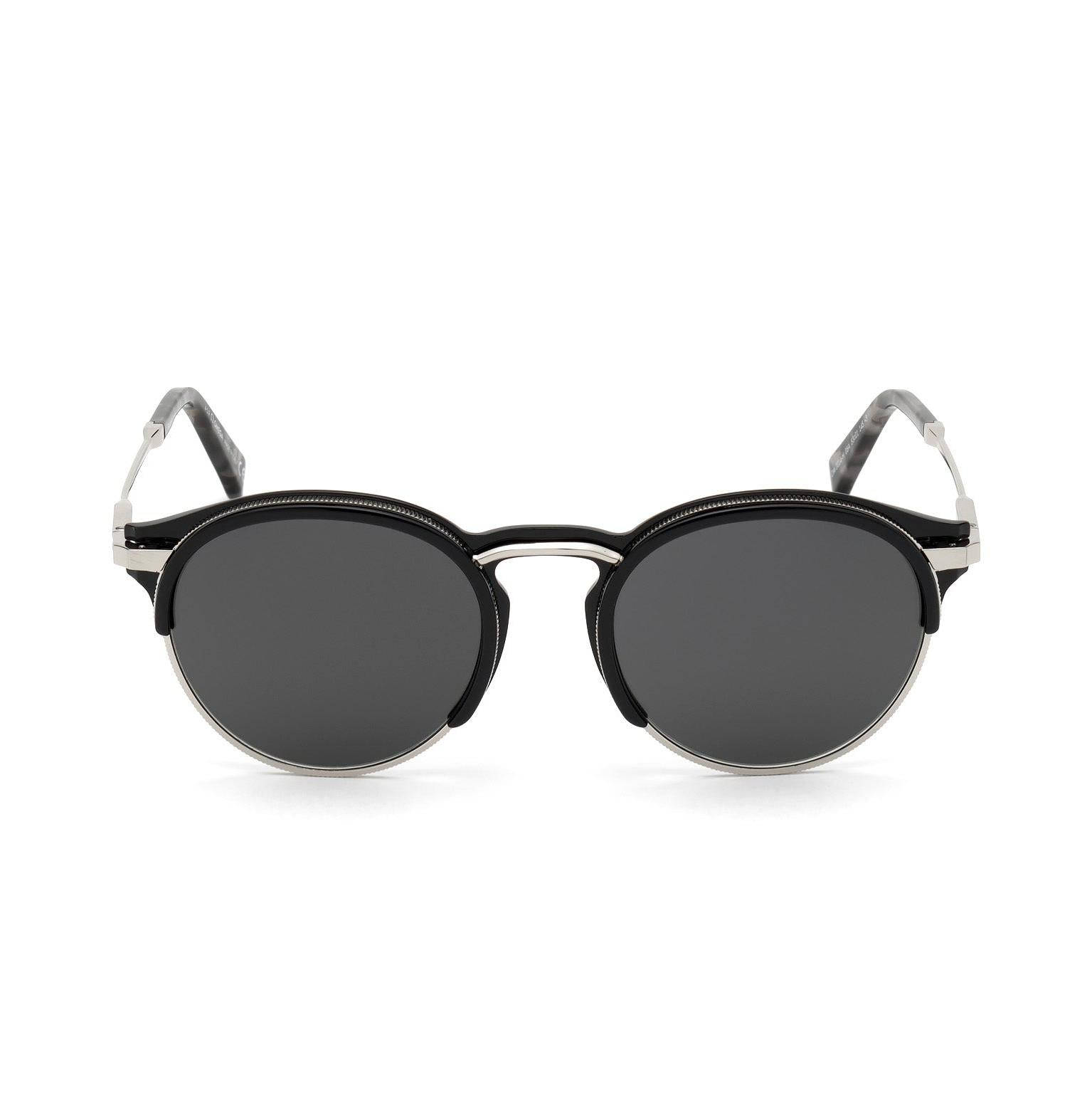 Sunglasses 桌布 壁紙 — 優雅的圓形太陽眼鏡，黑色鏡框搭配銀色點綴，襯托純白背景。