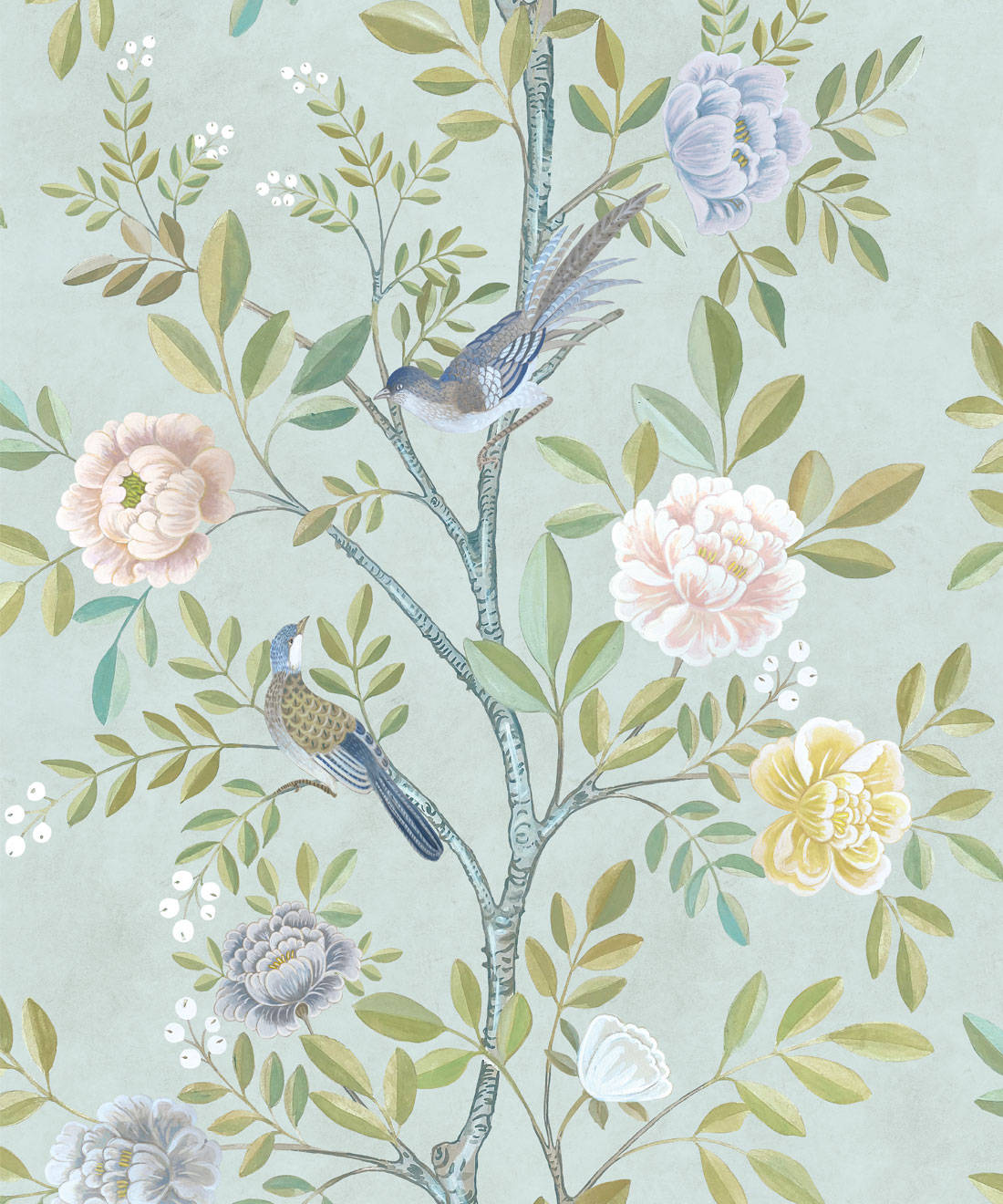 Chinoiserie 桌布 壁紙 — 優雅的壁紙，上面有精緻的鳥兒棲息在樹枝上，周圍是柔和的粉彩花朵和葉子，背景是柔和的薄荷綠色。