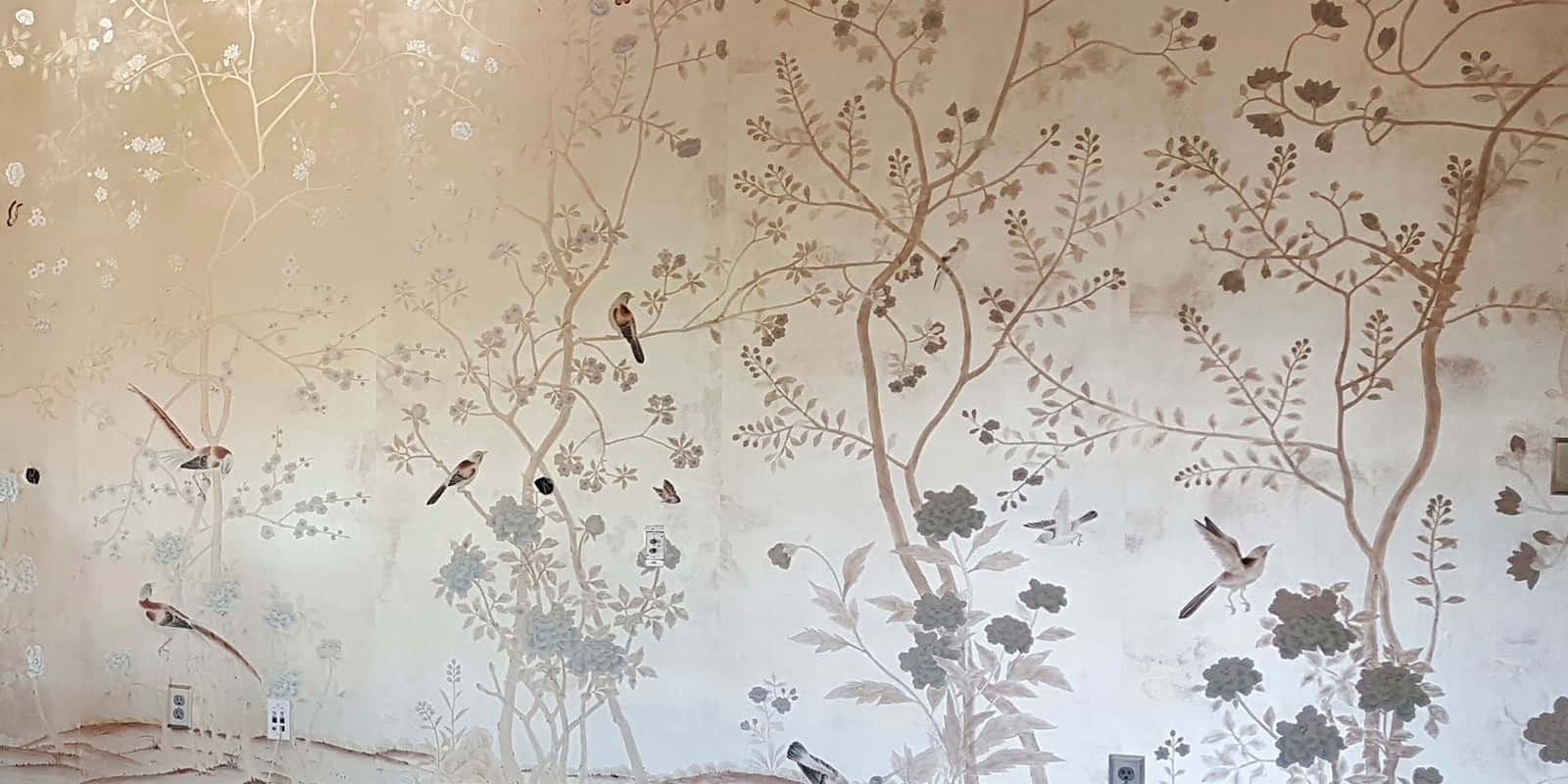 Installation Art 桌布 壁紙 — 優雅的壁紙，在柔和的奶油色背景上，帶有精緻的樹枝、鳥兒和花朵，採用柔和的大地色調。