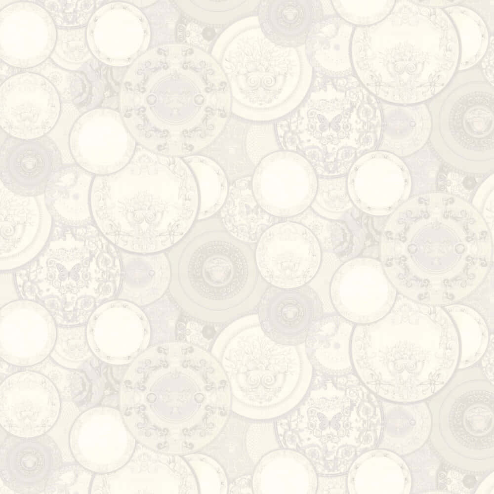 versace 桌布 壁紙 — 優雅的壁紙圖案，以柔和的灰色和白色重疊的復古盤子，飾有精緻的花卉和蝴蝶圖案。