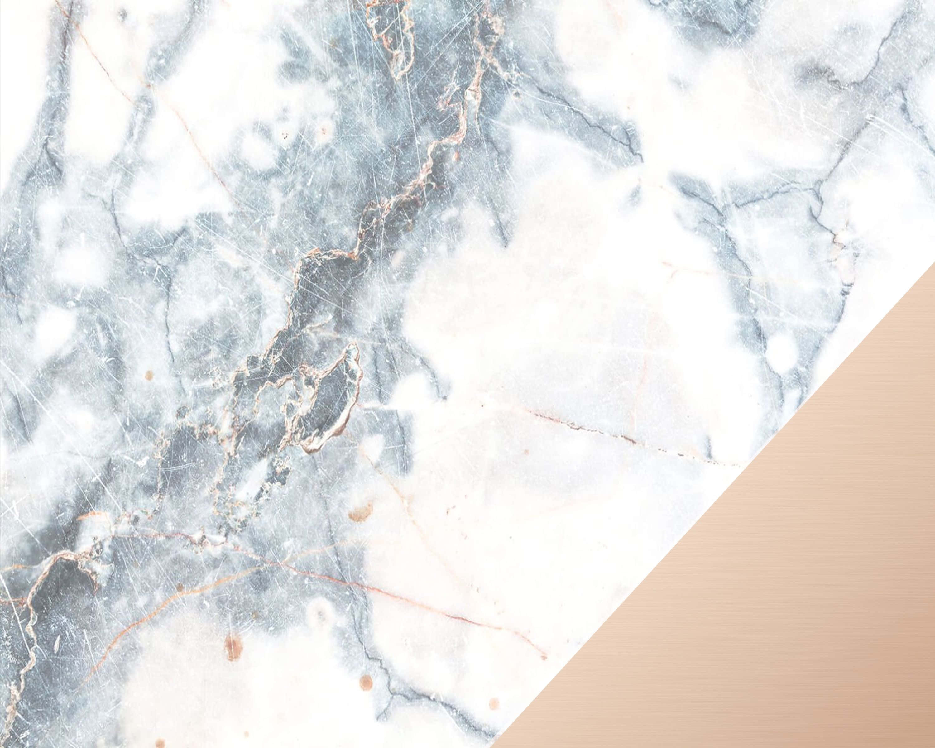 Grey Marble 桌布 壁紙 — 優雅的大理石表面帶有灰色紋理和金色點綴，與光滑的玫瑰金面板以對角線分割相遇。